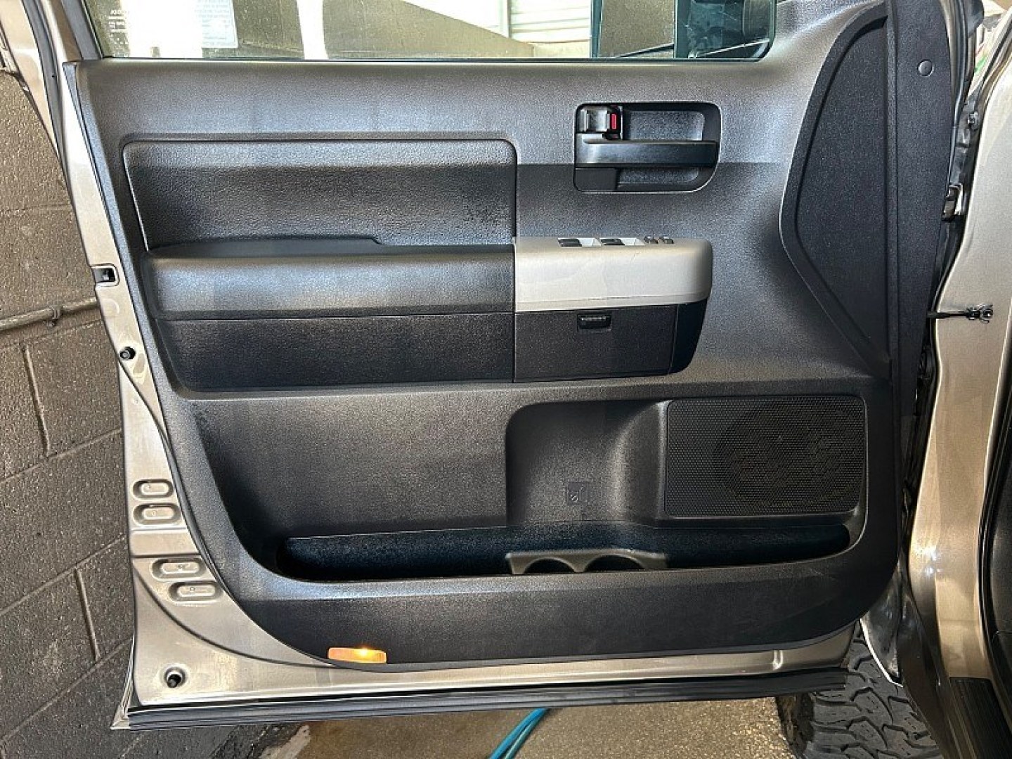 2009 Toyota Tundra 4WD (5TFBV54129X) with an V8 5.7 Liter engine, Automatic 6-Spd w/Overdrive transmission, located at 412 Auto Vista Drive, Palmdale, 93551, (661) 945-0620, 34.592636, -118.136681- Photo#26
