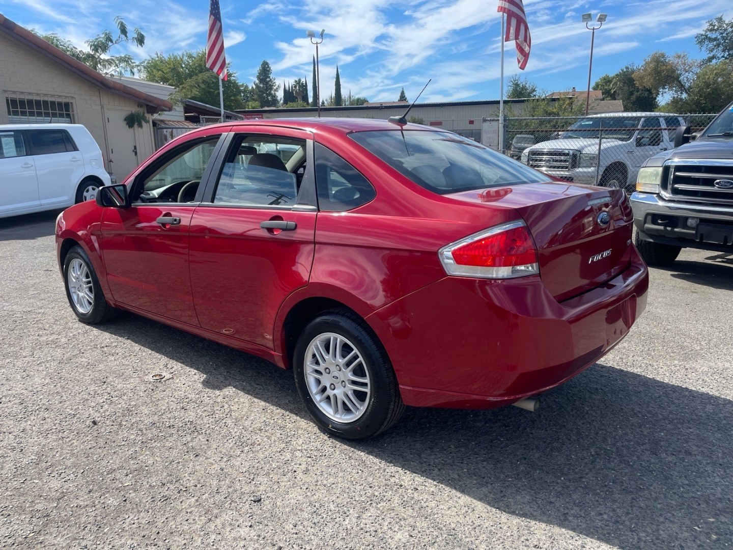 2010 Sangria Red Metallic Ford Focus SE (1FAHP3FN5AW) with an 2.0L 2.0L I4 140hp 136ft. lbs. Sequential Multiport Fuel Injection engine, 4-Speed Automatic transmission, located at 800 Riverside Ave, Roseville, CA, 95678, 916-773-4549 & Toll Free: 866-719-4393, 38.732265, -121.291039 - SE LOW MILES NEW TIRES CLEAN CARFAX- Photo#2