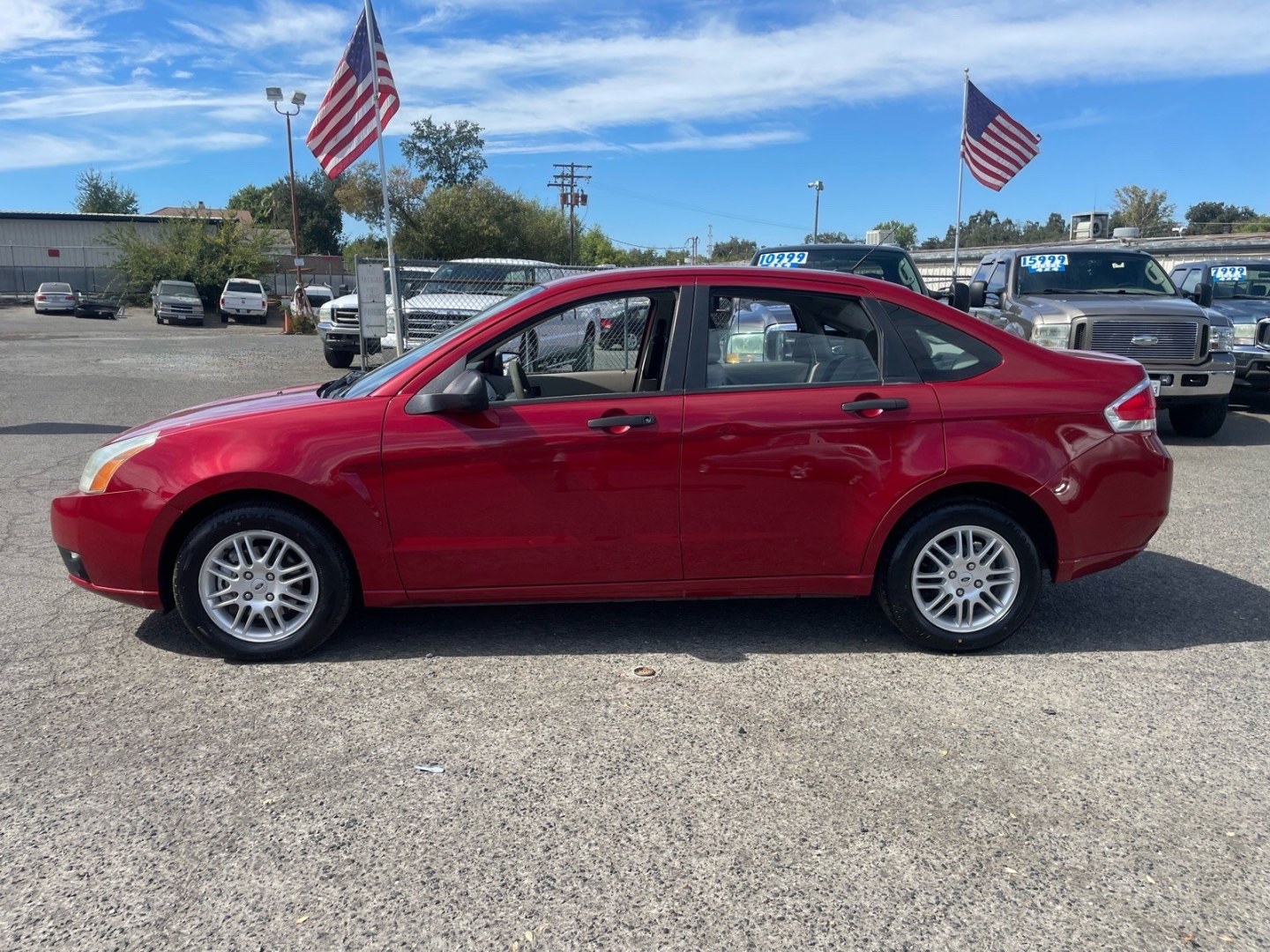 2010 Sangria Red Metallic Ford Focus SE (1FAHP3FN5AW) with an 2.0L 2.0L I4 140hp 136ft. lbs. Sequential Multiport Fuel Injection engine, 4-Speed Automatic transmission, located at 800 Riverside Ave, Roseville, CA, 95678, 916-773-4549 & Toll Free: 866-719-4393, 38.732265, -121.291039 - SE LOW MILES NEW TIRES CLEAN CARFAX- Photo#4