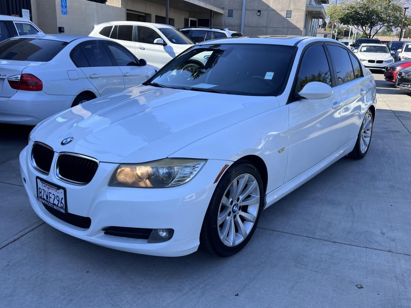 2011 White /Black BMW 3-Series 328i SA SULEV (WBAPH5G55BN) with an 3.0L L6 DOHC 24V engine, Automatic transmission, located at 30 S. Berkeley Avenue, Pasadena, CA, 91107, (626) 248-7567, 34.145447, -118.109398 - Buy Here Pay Here BMW 328i for Sale in Pasadena | 2011 BMW – $500 Down – No Credit Needed Looking to drive a luxury car but worried about your credit? At Crown City Motors in Pasadena, we specialize in helping people with bad credit, no credit, or past financial issues get approved with ease. - Photo#3