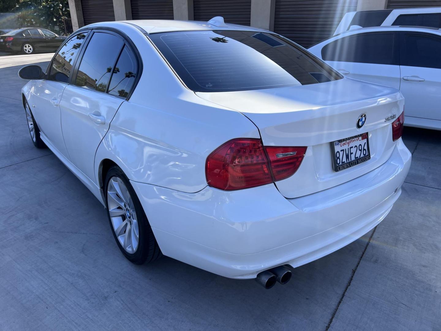 2011 White /Black BMW 3-Series 328i SA SULEV (WBAPH5G55BN) with an 3.0L L6 DOHC 24V engine, Automatic transmission, located at 30 S. Berkeley Avenue, Pasadena, CA, 91107, (626) 248-7567, 34.145447, -118.109398 - Buy Here Pay Here BMW 328i for Sale in Pasadena | 2011 BMW – $500 Down – No Credit Needed Looking to drive a luxury car but worried about your credit? At Crown City Motors in Pasadena, we specialize in helping people with bad credit, no credit, or past financial issues get approved with ease. - Photo#5