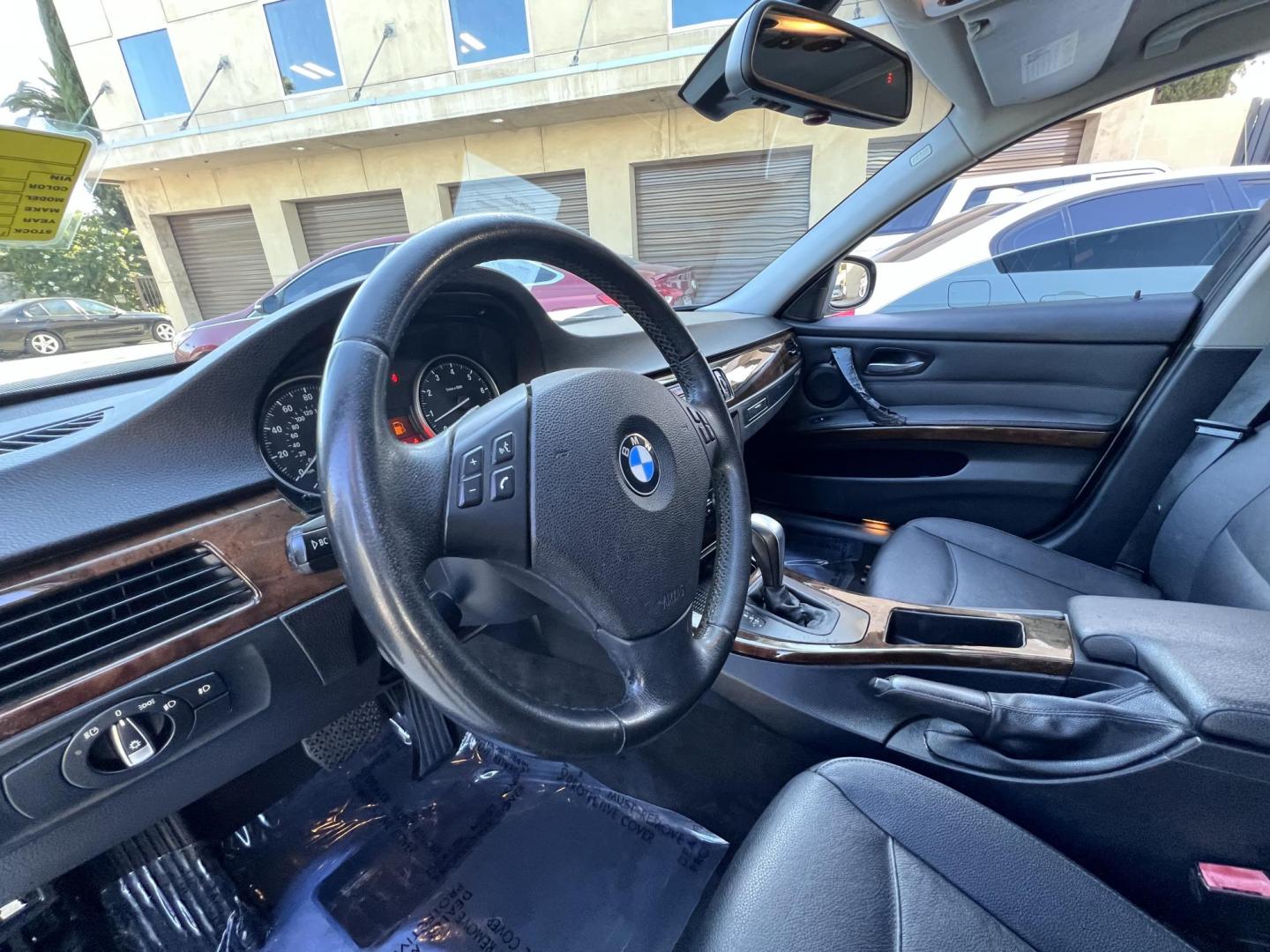 2011 White /Black BMW 3-Series 328i SA SULEV (WBAPH5G55BN) with an 3.0L L6 DOHC 24V engine, Automatic transmission, located at 30 S. Berkeley Avenue, Pasadena, CA, 91107, (626) 248-7567, 34.145447, -118.109398 - Buy Here Pay Here BMW 328i for Sale in Pasadena | 2011 BMW – $500 Down – No Credit Needed Looking to drive a luxury car but worried about your credit? At Crown City Motors in Pasadena, we specialize in helping people with bad credit, no credit, or past financial issues get approved with ease. - Photo#12