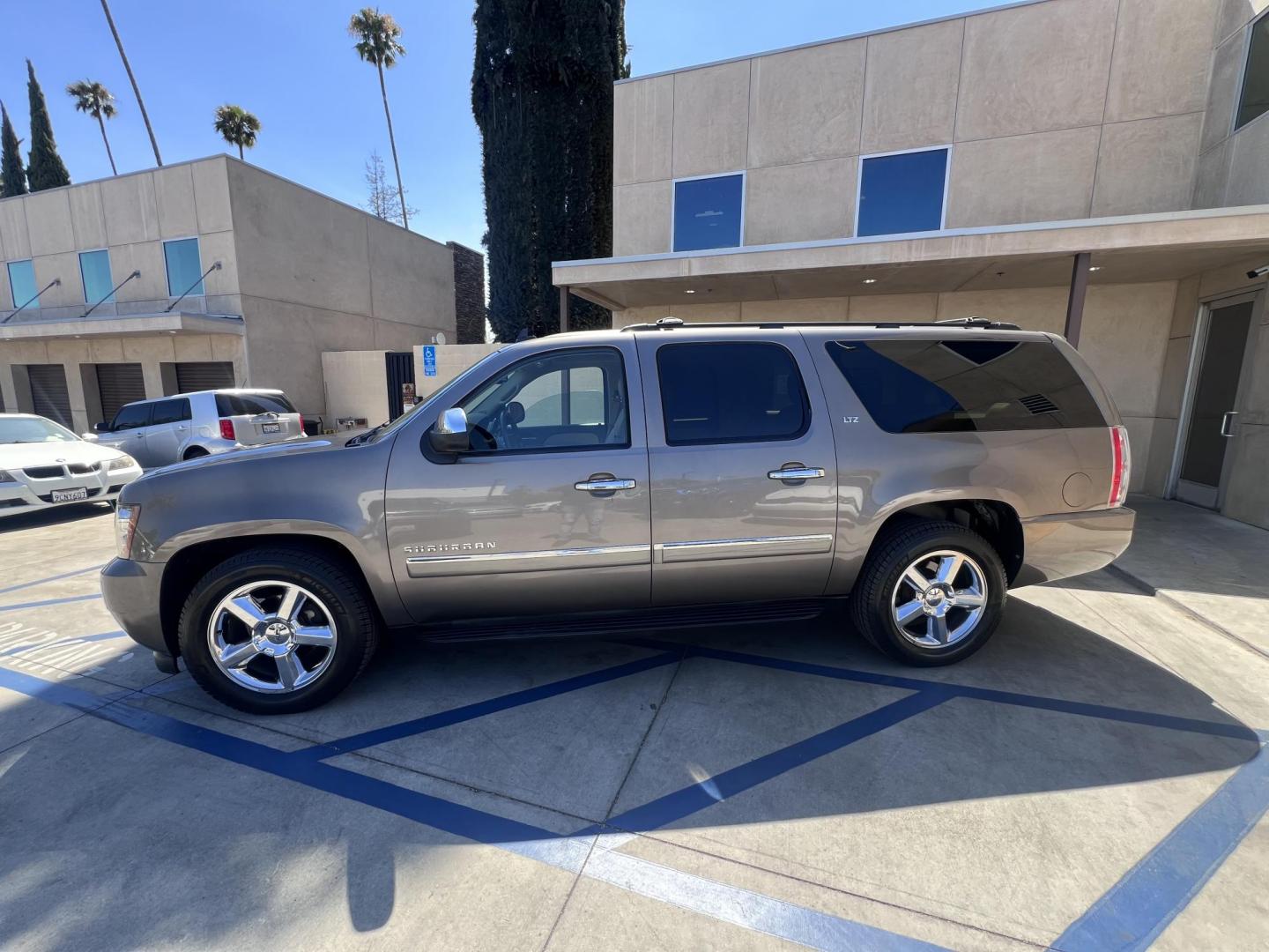 2011 Silver Metallic /Tan Chevrolet Suburban LTZ 1500 4WD (1GNSKKE31BR) with an 5.3L V8 OHV 16V FFV engine, 4-Speed Automatic transmission, located at 30 S. Berkeley Avenue, Pasadena, CA, 91107, (626) 248-7567, 34.145447, -118.109398 - 2011 Chevrolet Suburban LT 4WD – 3rd Row – $995 Down – Buy Here Pay Here – Bad Credit OK – Crown City Motors – Pasadena, CA Looking for a full-size SUV that offers unmatched space, power, and versatility? Look no further than this 2011 Chevrolet Suburban LT 4WD, now available at Crown - Photo#6