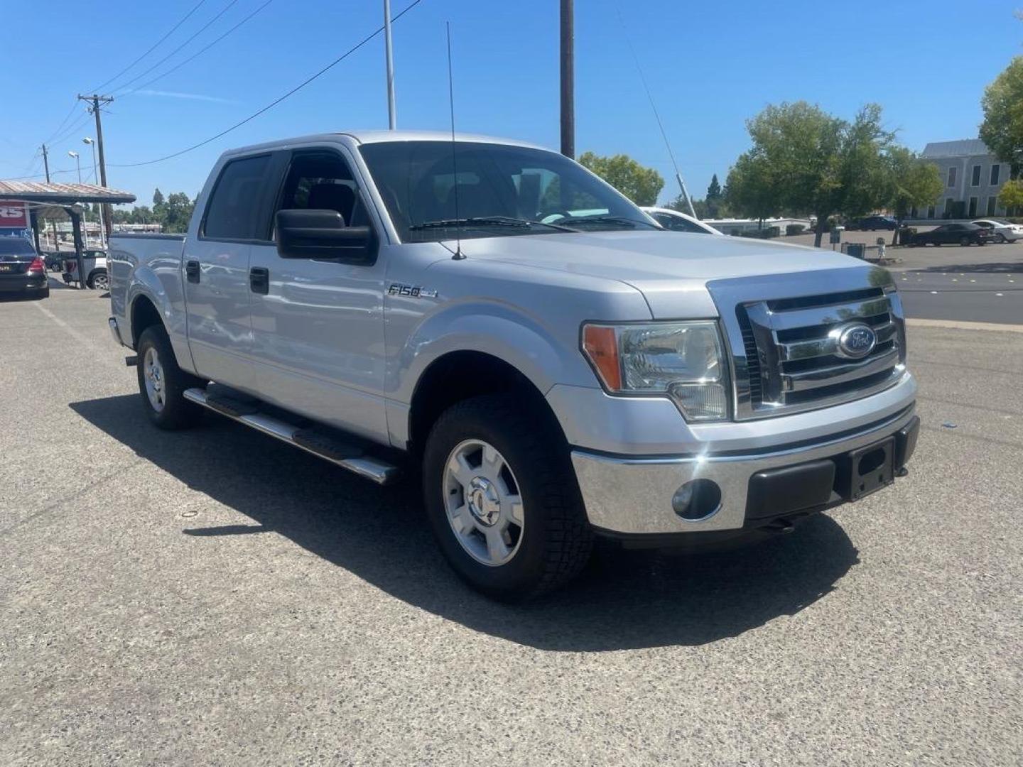 2011 Ingot Silver Metallic Ford F-150 XLT (1FTFW1EF4BK) with an 5.0L 5.0L Flex Fuel V8 360hp 380ft. lbs. Sequential Multiport Fuel Injection engine, 6-Speed Automatic transmission, located at 800 Riverside Ave, Roseville, CA, 95678, 916-773-4549 & Toll Free: 866-719-4393, 38.732265, -121.291039 - SUPERCREW 4X4 LOW MILES SERVICE RECORDS ON CLEAN CARFAX - Photo#1
