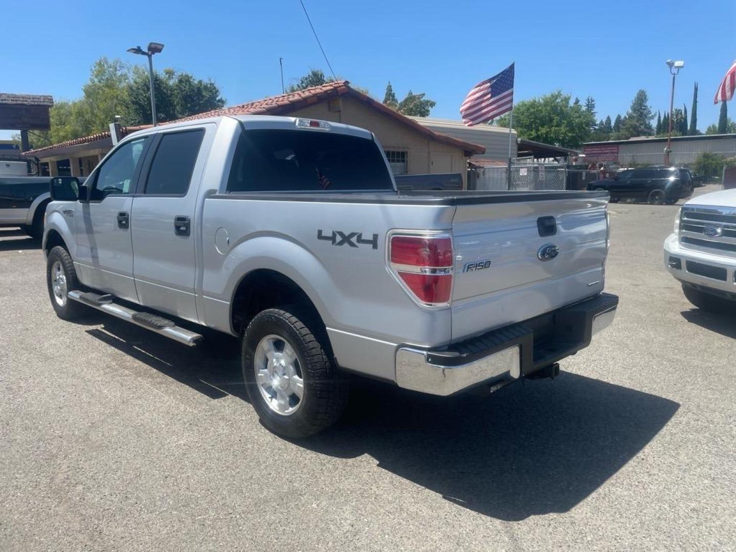 2011 Ingot Silver Metallic Ford F-150 XLT (1FTFW1EF4BK) with an 5.0L 5.0L Flex Fuel V8 360hp 380ft. lbs. Sequential Multiport Fuel Injection engine, 6-Speed Automatic transmission, located at 800 Riverside Ave, Roseville, CA, 95678, 916-773-4549 & Toll Free: 866-719-4393, 38.732265, -121.291039 - SUPERCREW 4X4 LOW MILES SERVICE RECORDS ON CLEAN CARFAX - Photo#2