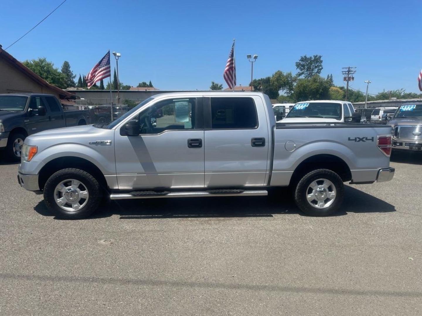 2011 Ingot Silver Metallic Ford F-150 XLT (1FTFW1EF4BK) with an 5.0L 5.0L Flex Fuel V8 360hp 380ft. lbs. Sequential Multiport Fuel Injection engine, 6-Speed Automatic transmission, located at 800 Riverside Ave, Roseville, CA, 95678, 916-773-4549 & Toll Free: 866-719-4393, 38.732265, -121.291039 - SUPERCREW 4X4 LOW MILES SERVICE RECORDS ON CLEAN CARFAX - Photo#4