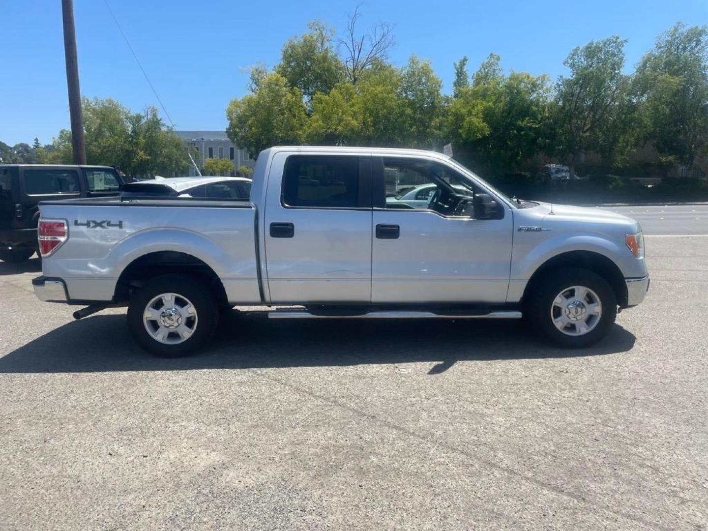 2011 Ingot Silver Metallic Ford F-150 XLT (1FTFW1EF4BK) with an 5.0L 5.0L Flex Fuel V8 360hp 380ft. lbs. Sequential Multiport Fuel Injection engine, 6-Speed Automatic transmission, located at 800 Riverside Ave, Roseville, CA, 95678, 916-773-4549 & Toll Free: 866-719-4393, 38.732265, -121.291039 - SUPERCREW 4X4 LOW MILES SERVICE RECORDS ON CLEAN CARFAX - Photo#5