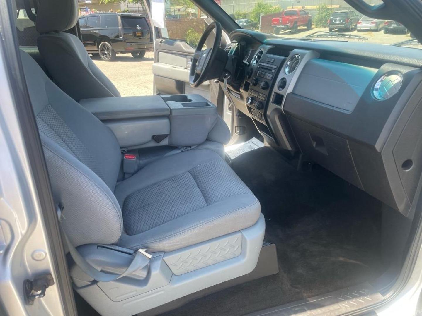 2011 Ingot Silver Metallic Ford F-150 XLT (1FTFW1EF4BK) with an 5.0L 5.0L Flex Fuel V8 360hp 380ft. lbs. Sequential Multiport Fuel Injection engine, 6-Speed Automatic transmission, located at 800 Riverside Ave, Roseville, CA, 95678, 916-773-4549 & Toll Free: 866-719-4393, 38.732265, -121.291039 - SUPERCREW 4X4 LOW MILES SERVICE RECORDS ON CLEAN CARFAX - Photo#10