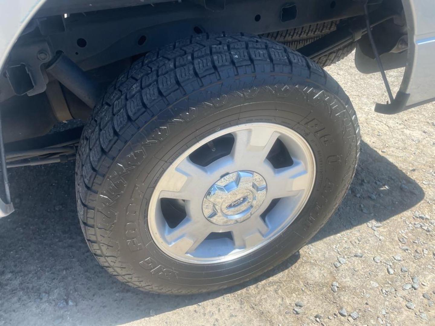 2011 Ingot Silver Metallic Ford F-150 XLT (1FTFW1EF4BK) with an 5.0L 5.0L Flex Fuel V8 360hp 380ft. lbs. Sequential Multiport Fuel Injection engine, 6-Speed Automatic transmission, located at 800 Riverside Ave, Roseville, CA, 95678, 916-773-4549 & Toll Free: 866-719-4393, 38.732265, -121.291039 - SUPERCREW 4X4 LOW MILES SERVICE RECORDS ON CLEAN CARFAX - Photo#12