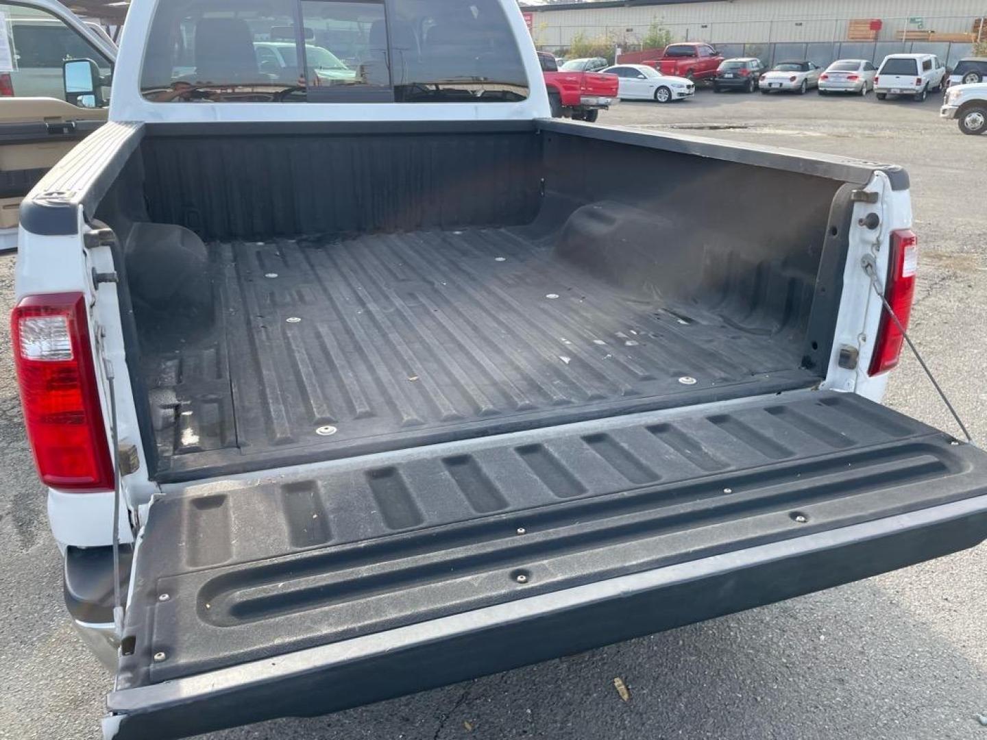 2011 Oxford White Ford F-250 Super Duty Lariat (1FT7W2AT2BE) with an 6.7L Power Stroke 6.7L Biodiesel Turbo V8 400hp 800ft. lbs. Common Rail Direct Injection engine, 6-Speed Shiftable Automatic transmission, located at 800 Riverside Ave, Roseville, CA, 95678, 916-773-4549 & Toll Free: 866-719-4393, 38.732265, -121.291039 - DIESEL CREW CAB LARIAT LOW MILES - Photo#9