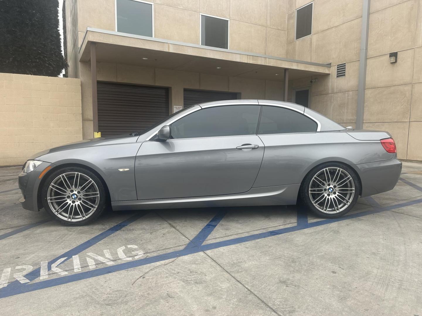 2013 Space Gray Metallic /Black BMW 3-Series 335i Convertible (WBADX7C56DJ) with an 3.0L L6 DOHC 24V engine, Automatic transmission, located at 30 S. Berkeley Avenue, Pasadena, CA, 91107, (626) 248-7567, 34.145447, -118.109398 - Convertible!! Navigation!! - Photo#6