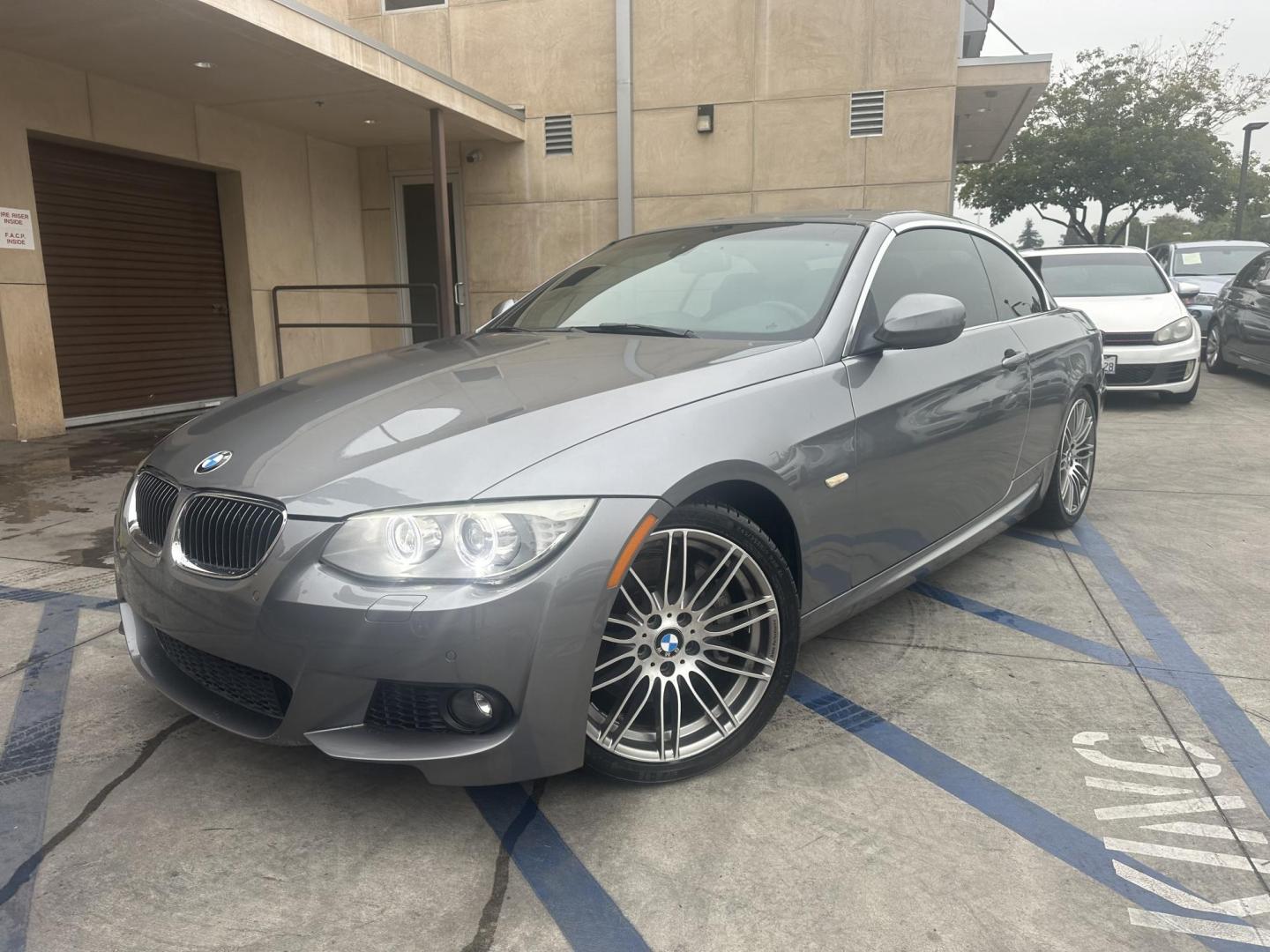 2013 Space Gray Metallic /Black BMW 3-Series 335i Convertible (WBADX7C56DJ) with an 3.0L L6 DOHC 24V engine, Automatic transmission, located at 30 S. Berkeley Avenue, Pasadena, CA, 91107, (626) 248-7567, 34.145447, -118.109398 - Convertible!! Navigation!! - Photo#7