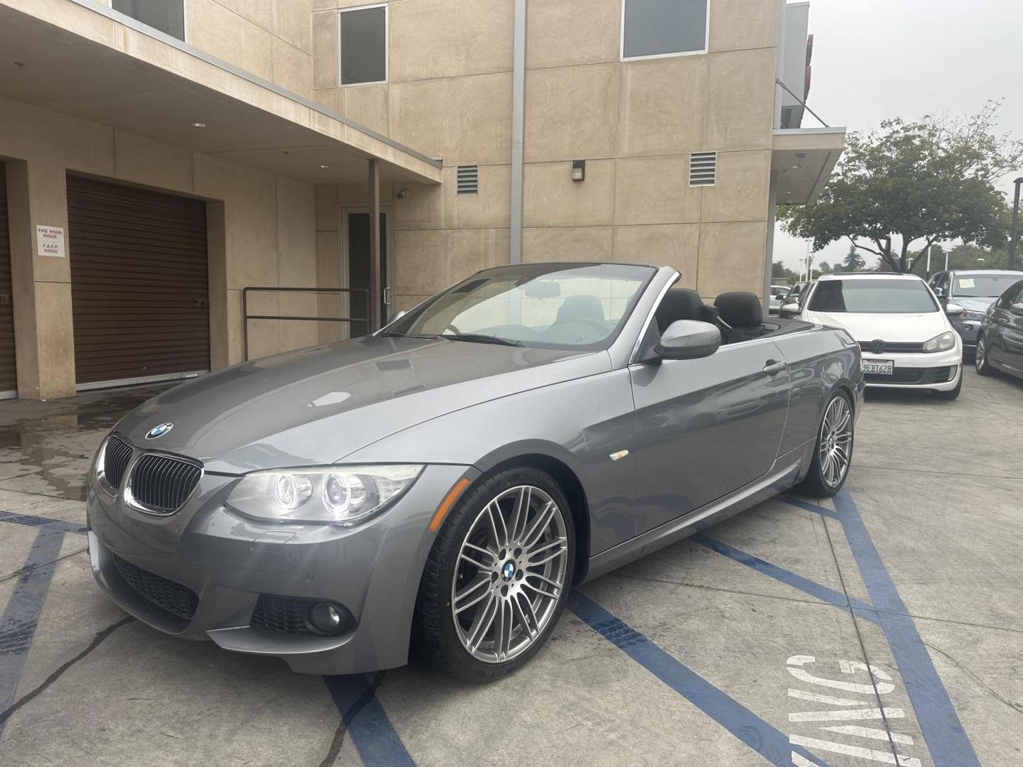 2013 Space Gray Metallic /Black BMW 3-Series 335i Convertible (WBADX7C56DJ) with an 3.0L L6 DOHC 24V engine, Automatic transmission, located at 30 S. Berkeley Avenue, Pasadena, CA, 91107, (626) 248-7567, 34.145447, -118.109398 - Convertible!! Navigation!! - Photo#3
