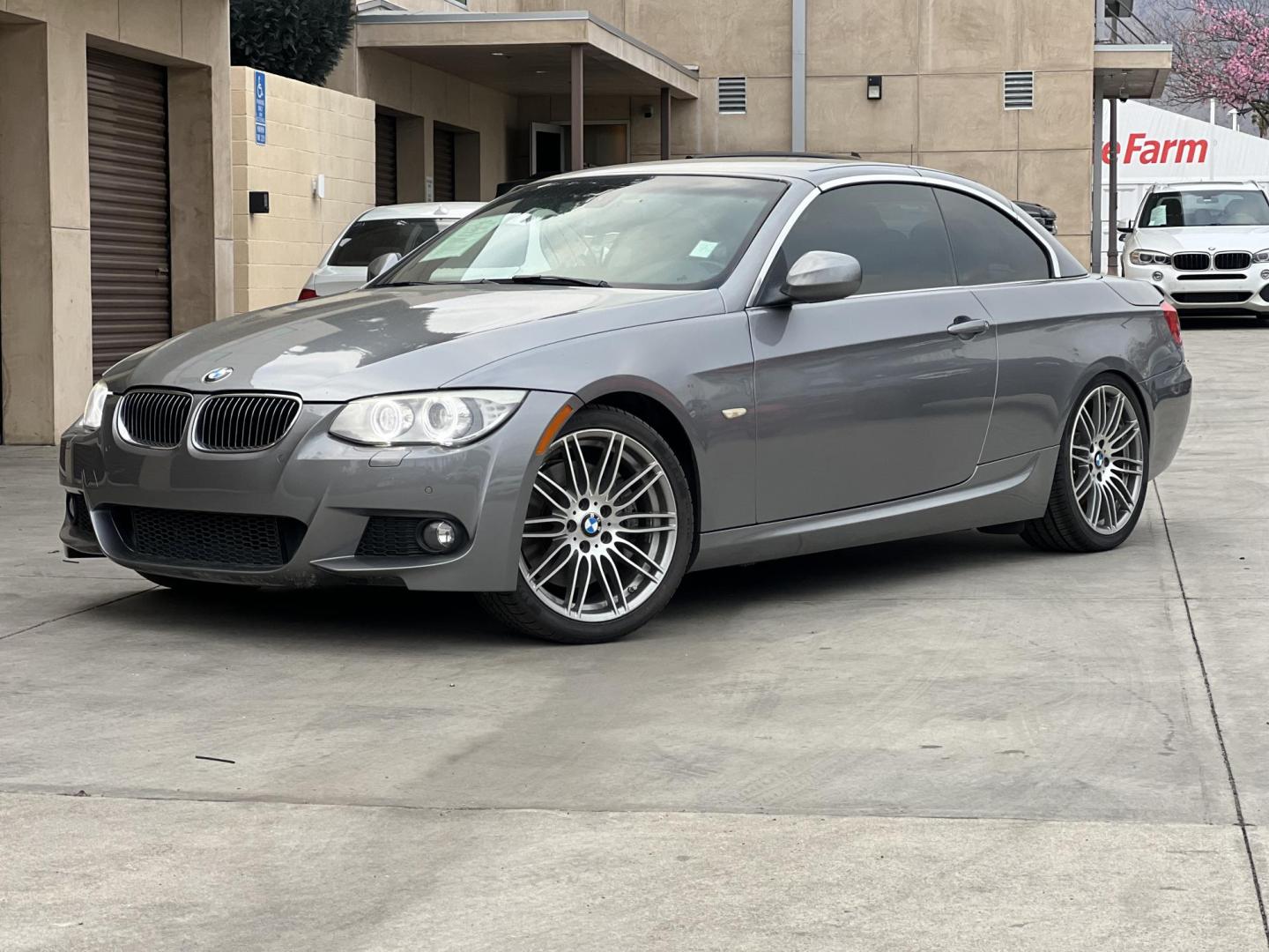 2013 Space Gray Metallic /Black BMW 3-Series 335i Convertible (WBADX7C56DJ) with an 3.0L L6 DOHC 24V engine, Automatic transmission, located at 30 S. Berkeley Avenue, Pasadena, CA, 91107, (626) 248-7567, 34.145447, -118.109398 - Convertible!! Navigation!! - Photo#31