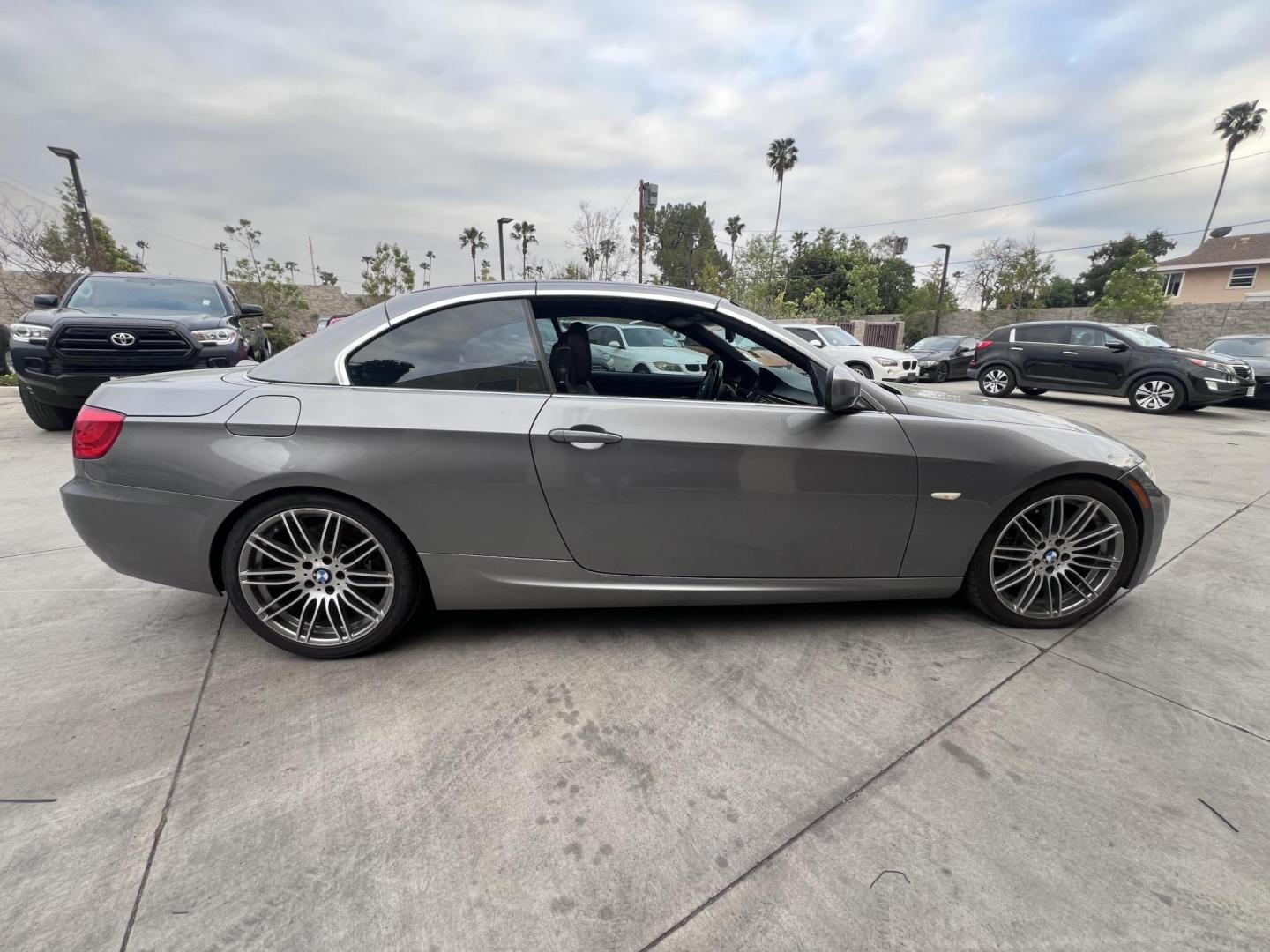 2013 Space Gray Metallic /Black BMW 3-Series 335i Convertible (WBADX7C56DJ) with an 3.0L L6 DOHC 24V engine, Automatic transmission, located at 30 S. Berkeley Avenue, Pasadena, CA, 91107, (626) 248-7567, 34.145447, -118.109398 - Convertible!! Navigation!! - Photo#34