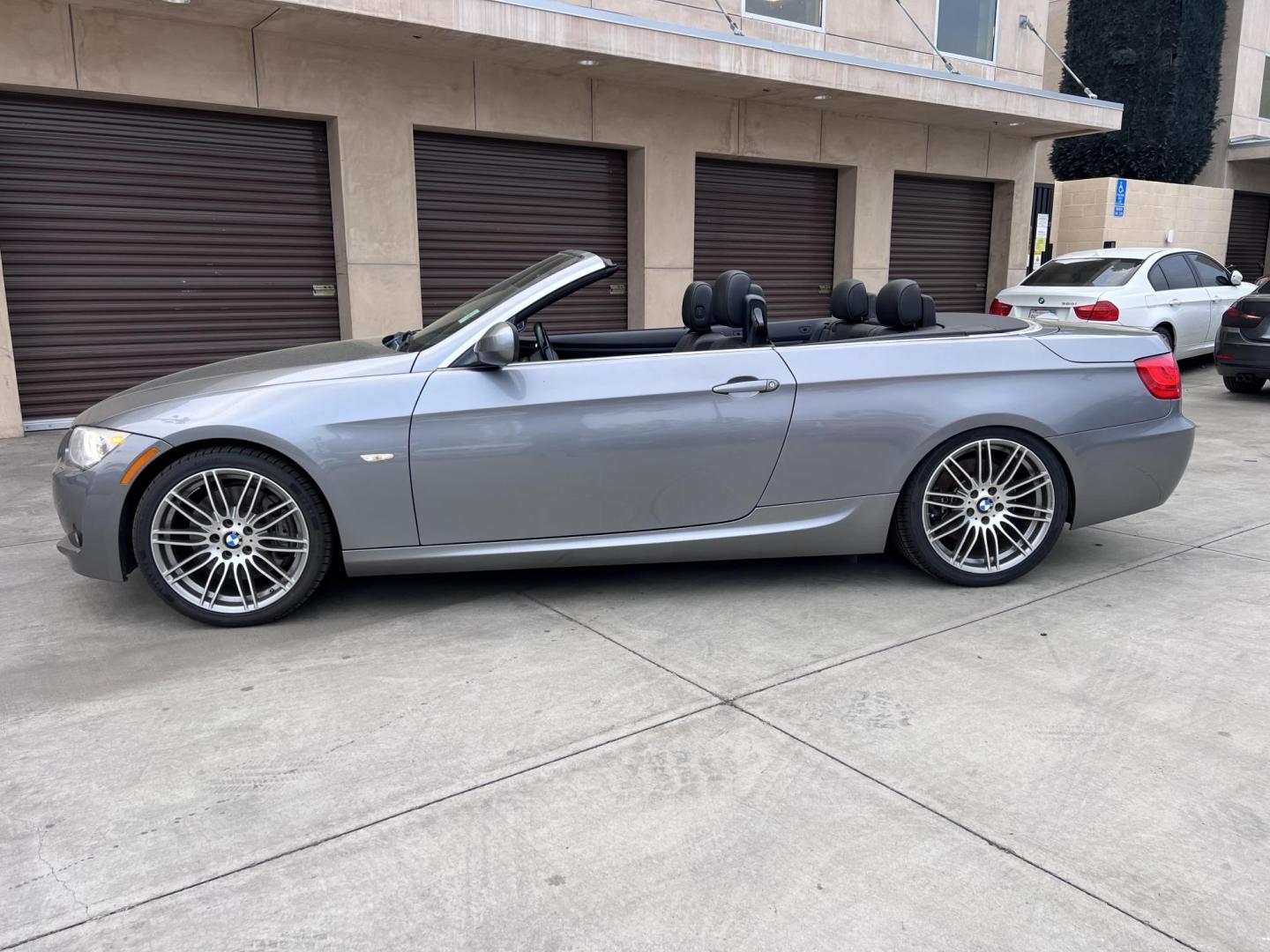 2013 Space Gray Metallic /Black BMW 3-Series 335i Convertible (WBADX7C56DJ) with an 3.0L L6 DOHC 24V engine, Automatic transmission, located at 30 S. Berkeley Avenue, Pasadena, CA, 91107, (626) 248-7567, 34.145447, -118.109398 - Convertible!! Navigation!! - Photo#37