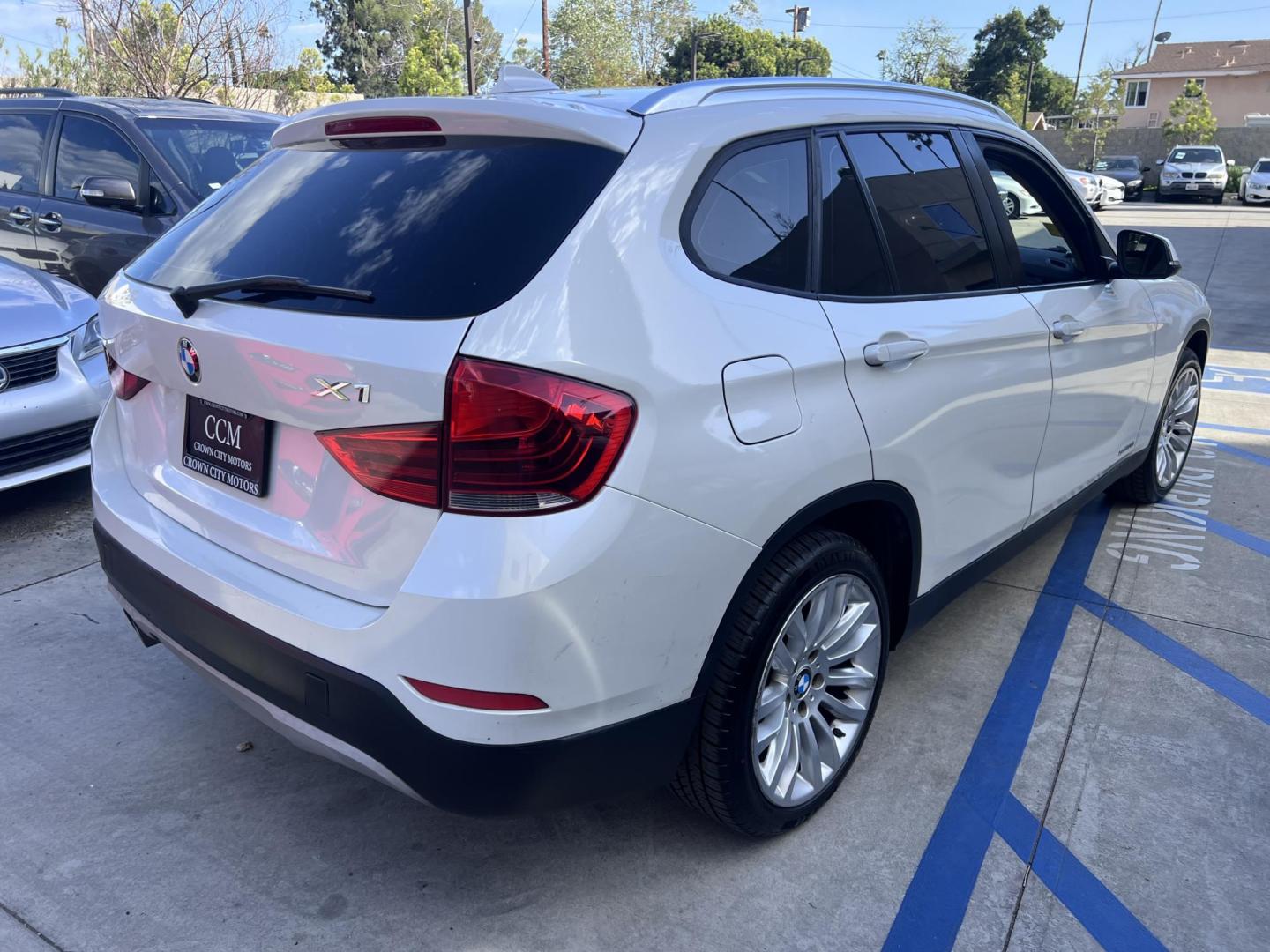 2013 White BMW X1 sDrive28i (WBAVM1C51DV) with an 2.0L L4 DOHC 16V engine, 8-Speed Automatic transmission, located at 30 S. Berkeley Avenue, Pasadena, CA, 91107, (626) 248-7567, 34.145447, -118.109398 - Crown City Motors is a used “Buy Here Pay Here” car dealer in Pasadena CA. “Buy Here Pay Here” financing, means that when you purchase your vehicle from our dealership, that you make the payments to the dealership as well. We do not need the banks approval to get you approved for a used auto - Photo#4