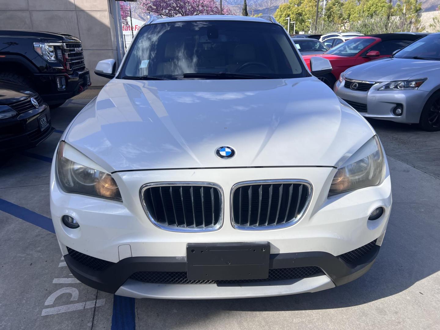 2013 White BMW X1 sDrive28i (WBAVM1C51DV) with an 2.0L L4 DOHC 16V engine, 8-Speed Automatic transmission, located at 30 S. Berkeley Avenue, Pasadena, CA, 91107, (626) 248-7567, 34.145447, -118.109398 - Crown City Motors is a used “Buy Here Pay Here” car dealer in Pasadena CA. “Buy Here Pay Here” financing, means that when you purchase your vehicle from our dealership, that you make the payments to the dealership as well. We do not need the banks approval to get you approved for a used auto - Photo#8