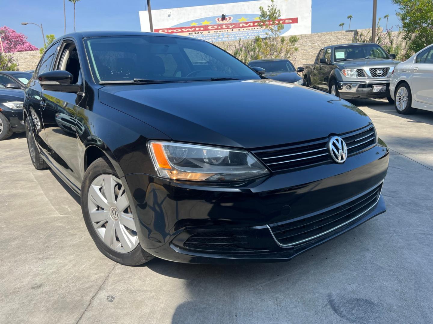 2013 /Black Volkswagen Jetta SE (3VWDP7AJ2DM) with an 2.5L L5 DOHC 20V engine, AUTOMATIC transmission, located at 30 S. Berkeley Avenue, Pasadena, CA, 91107, (626) 248-7567, 34.145447, -118.109398 - New Tires! Nice Interior! Looks and Drives good! *this vehicle has had prior structural damage. Bad credit? We can help! We are the bank. All our cars are thoroughly inspected and reconditioned by our technicians. FREE CARFAX report. Stop by or call to speak with our friendly staff. Whether you h - Photo#4