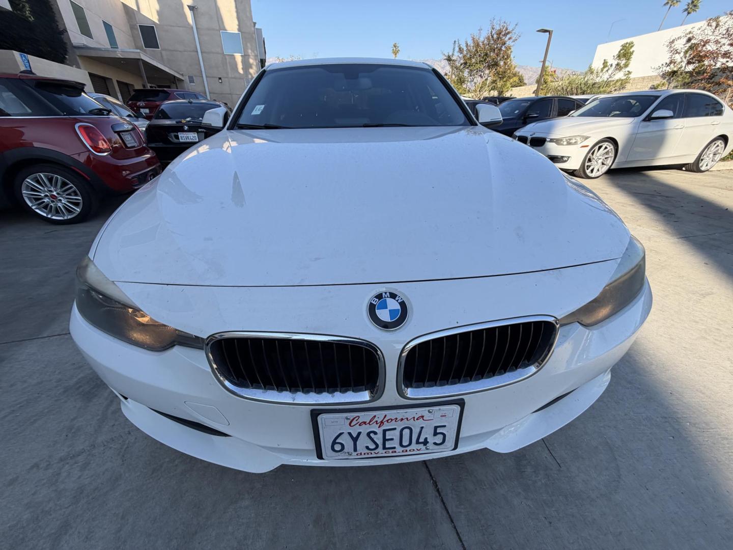 2013 White /BLACK BMW 3-Series 328i Sedan (WBA3A5C54DF) with an 2.0L L4 DOHC 16V engine, located at 30 S. Berkeley Avenue, Pasadena, CA, 91107, (626) 248-7567, 34.145447, -118.109398 - Crown City Motors is a used “Buy Here Pay Here” car dealer in Pasadena CA. “Buy Here Pay Here” financing, means that when you purchase your vehicle from our dealership, that you make the payments to the dealership as well. We do not need the banks approval to get you approved for a used auto- Photo#5