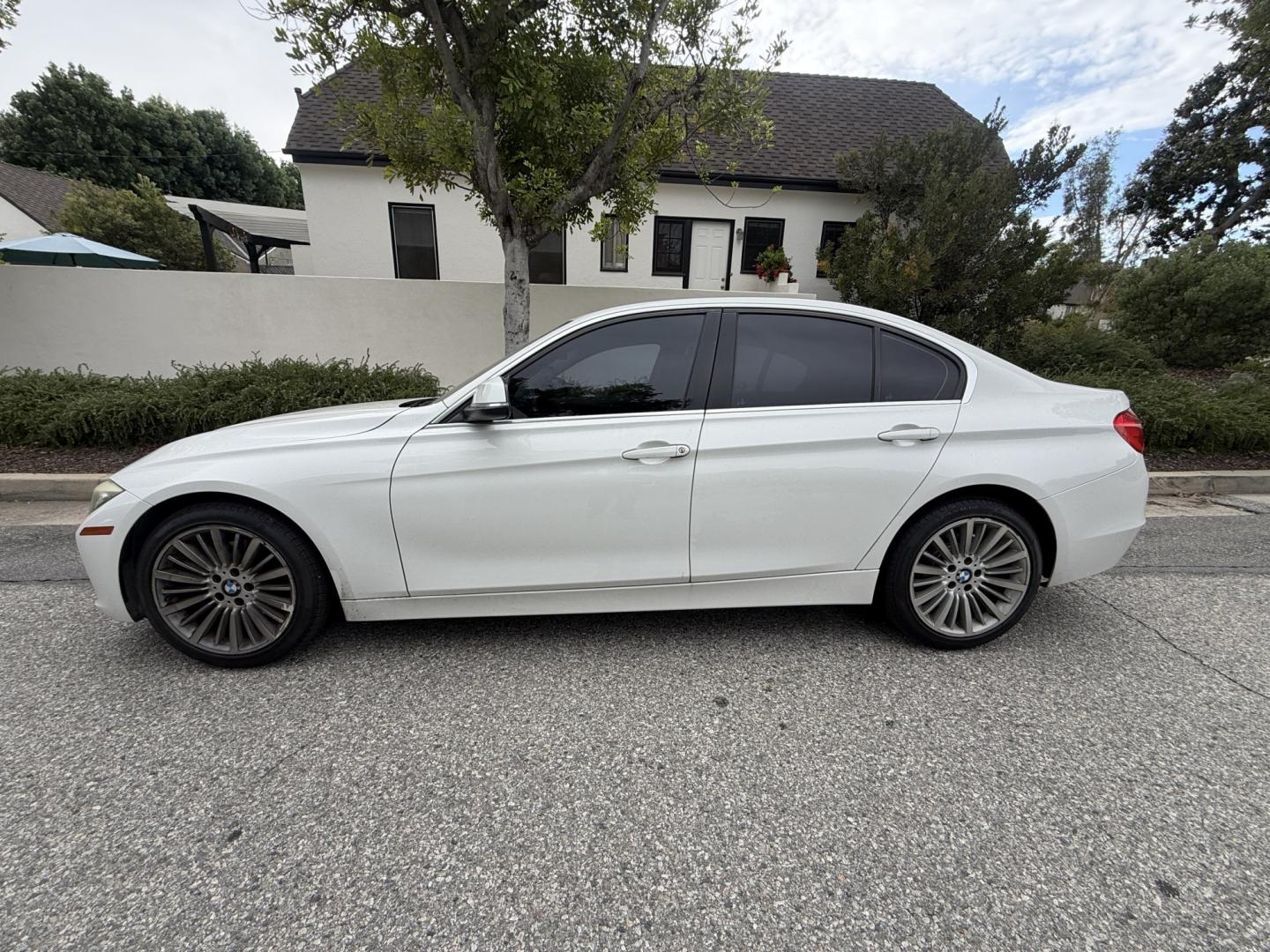 2013 Alpine White /Black BMW 3-Series 328i Sedan (WBA3C1C56DF) with an 2.0L L4 DOHC 16V engine, located at 30 S. Berkeley Avenue, Pasadena, CA, 91107, (626) 248-7567, 34.145447, -118.109398- Photo#1