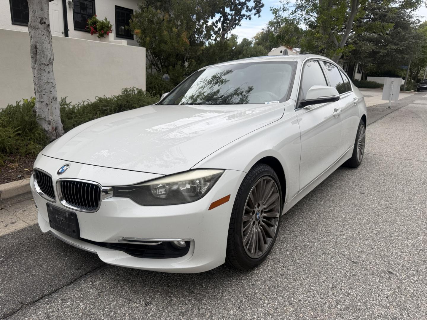 2013 Alpine White /Black BMW 3-Series 328i Sedan (WBA3C1C56DF) with an 2.0L L4 DOHC 16V engine, located at 30 S. Berkeley Avenue, Pasadena, CA, 91107, (626) 248-7567, 34.145447, -118.109398- Photo#0