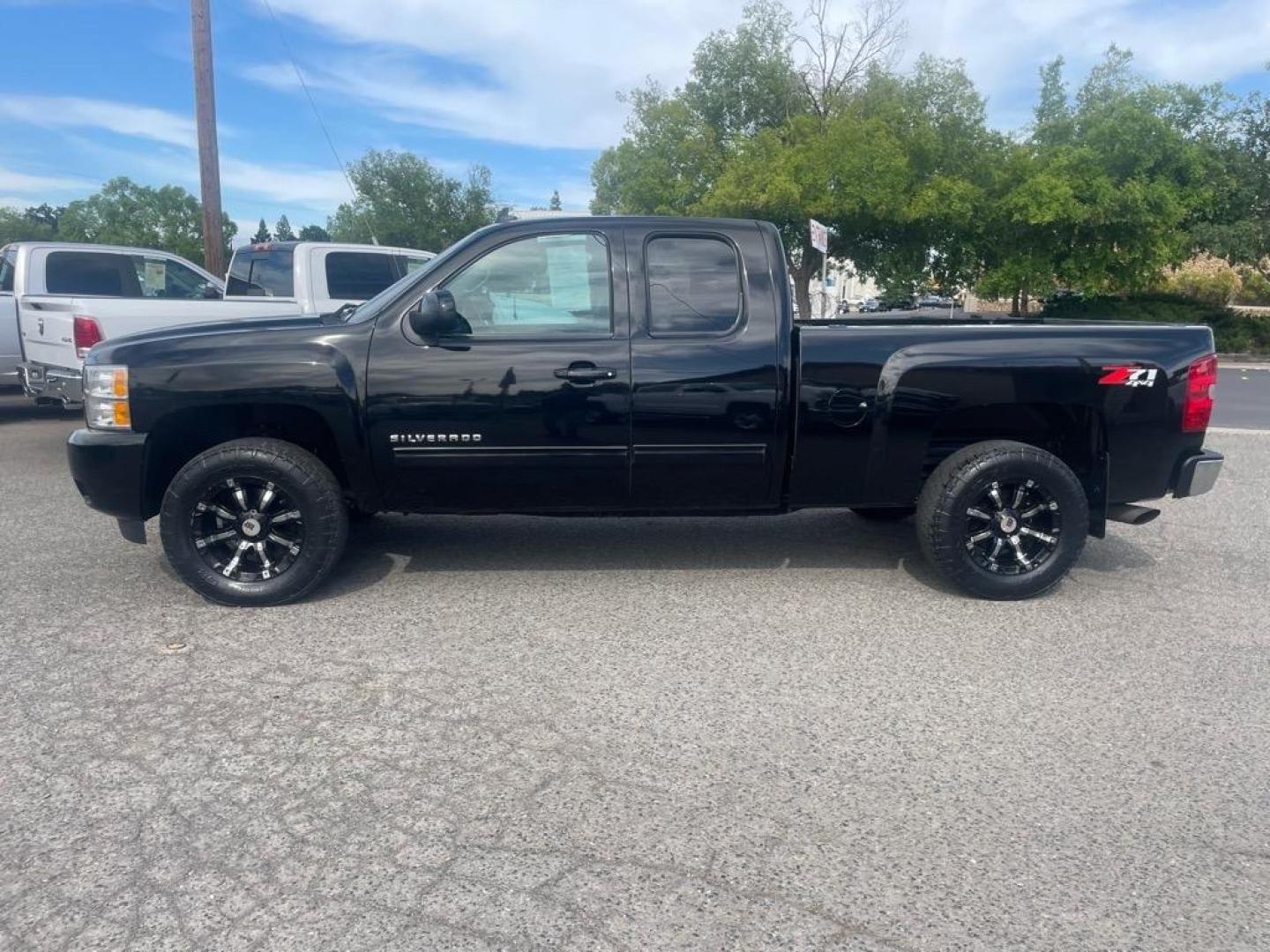 2013 Black Chevrolet Silverado 1500 LTZ (1GCRKTE7XDZ) with an 5.3L Vortec 5.3L Flex Fuel V8 315hp 335ft. lbs. Other engine, 6-Speed Shiftable Automatic transmission, located at 800 Riverside Ave, Roseville, CA, 95678, 916-773-4549 & Toll Free: 866-719-4393, 38.732265, -121.291039 - 4X4 Z71EXTENDED CAB LTZ LOW MILES - Photo#4