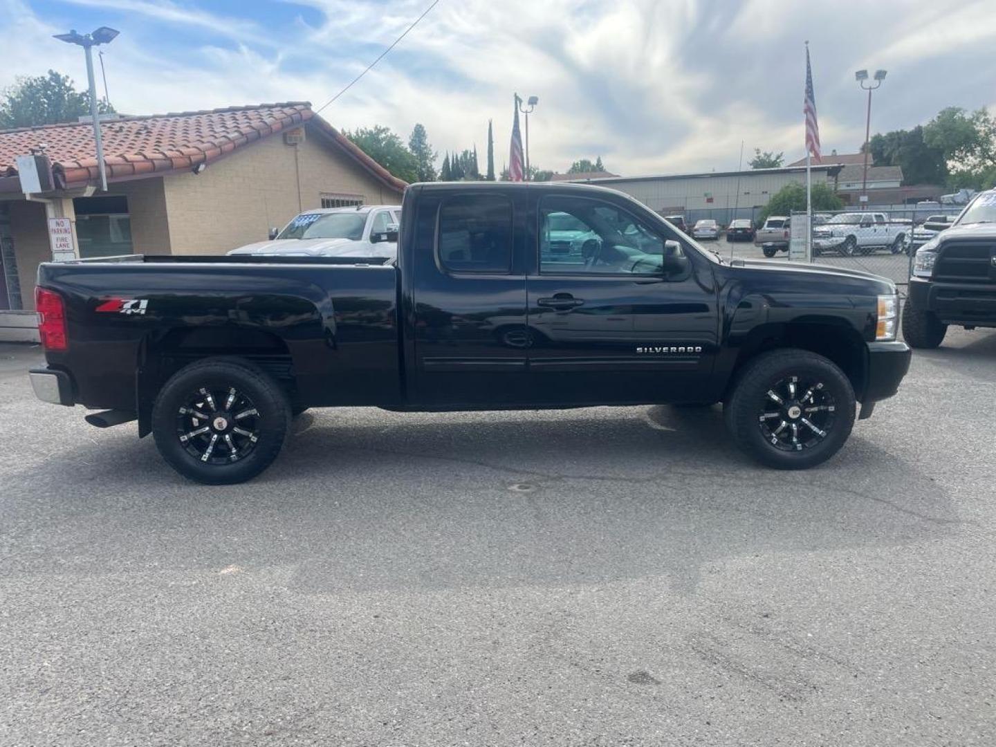 2013 Black Chevrolet Silverado 1500 LTZ (1GCRKTE7XDZ) with an 5.3L Vortec 5.3L Flex Fuel V8 315hp 335ft. lbs. Other engine, 6-Speed Shiftable Automatic transmission, located at 800 Riverside Ave, Roseville, CA, 95678, 916-773-4549 & Toll Free: 866-719-4393, 38.732265, -121.291039 - 4X4 Z71EXTENDED CAB LTZ LOW MILES - Photo#5