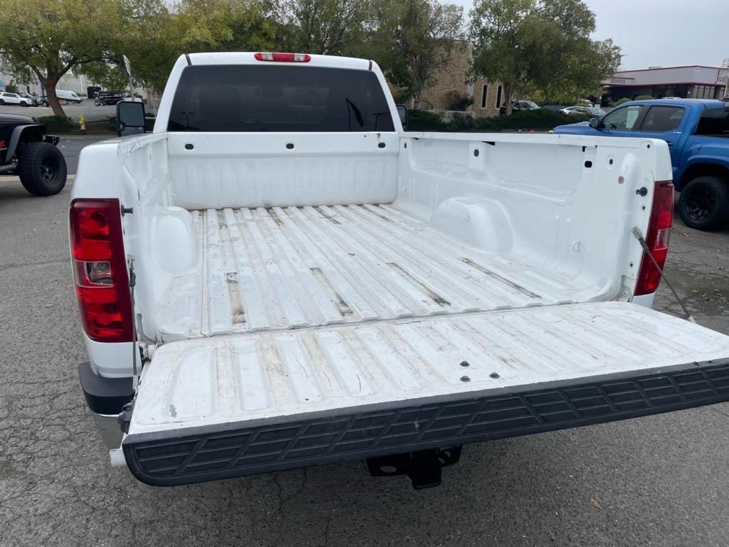 2013 Summit White Chevrolet Silverado 2500HD Work Truck (1GC0CVCG8DF) with an 6.0L 6.0L V8 360hp 380ft. lbs. Sequential Electronic Fuel Injection engine, 6-Speed Shiftable Automatic transmission, located at 800 Riverside Ave, Roseville, CA, 95678, 916-773-4549 & Toll Free: 866-719-4393, 38.732265, -121.291039 - Photo#10