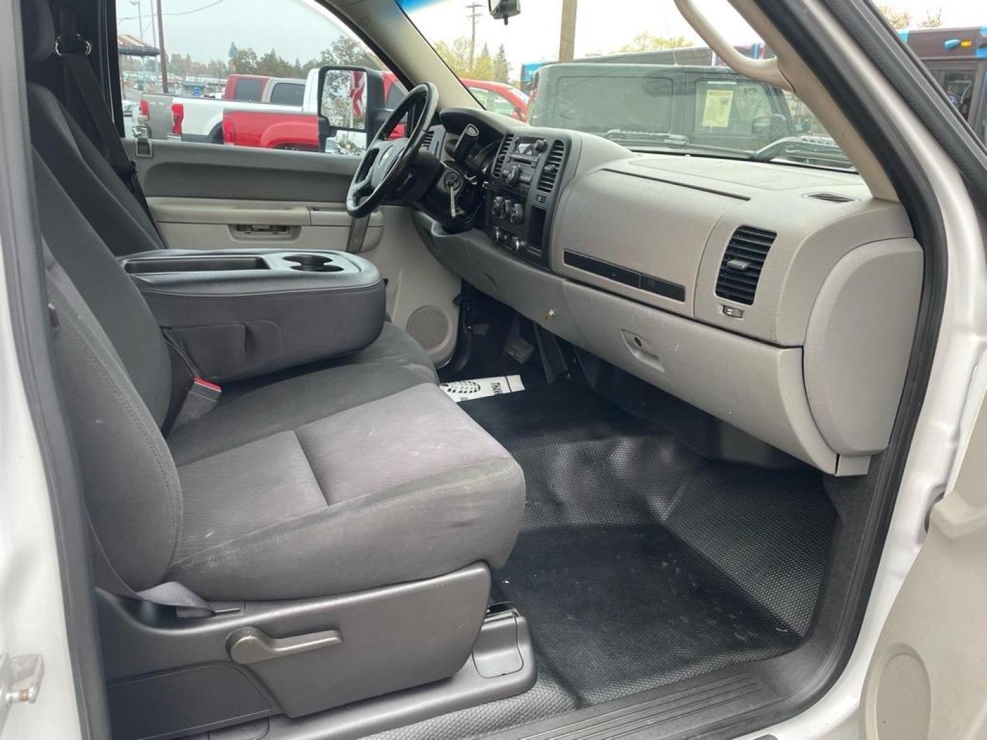 2013 Summit White Chevrolet Silverado 2500HD Work Truck (1GC0CVCG8DF) with an 6.0L 6.0L V8 360hp 380ft. lbs. Sequential Electronic Fuel Injection engine, 6-Speed Shiftable Automatic transmission, located at 800 Riverside Ave, Roseville, CA, 95678, 916-773-4549 & Toll Free: 866-719-4393, 38.732265, -121.291039 - Photo#11
