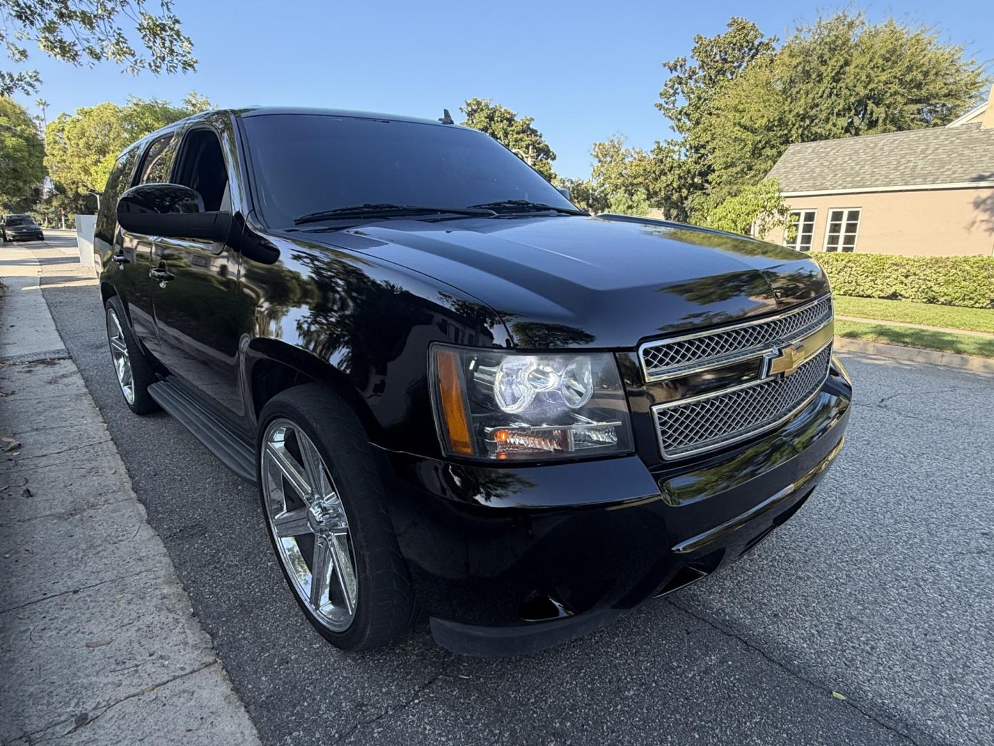 2013 Jet Black /BLACK Chevrolet Tahoe LT 2WD (1GNSCBE01DR) with an 5.3L V8 OHV 16V FFV engine, 6-Speed Automatic transmission, located at 30 S. Berkeley Avenue, Pasadena, CA, 91107, (626) 248-7567, 34.145447, -118.109398 - DEALER IDENTIFIER: Crown City Motors Sales | Buy Here Pay Here Pasadena TARGET REGIONS: Pasadena, San Gabriel Valley, Riverside, San Bernardino FINANCING SPECIALTY: Subprime Auto Lending, In-House Financing, Bad Credit Car Loans CA VEHICLE: 2013 Chevrolet Tahoe LT 5.3L V8 (VIN: 1GNSCBE01DR233656)- Photo#2