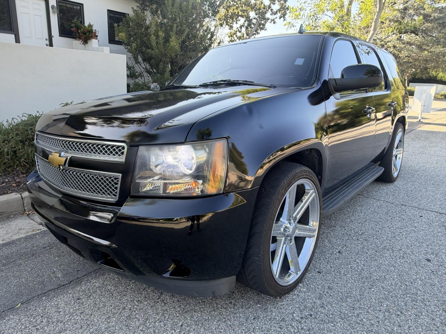 2013 Jet Black /BLACK Chevrolet Tahoe LT 2WD (1GNSCBE01DR) with an 5.3L V8 OHV 16V FFV engine, 6-Speed Automatic transmission, located at 30 S. Berkeley Avenue, Pasadena, CA, 91107, (626) 248-7567, 34.145447, -118.109398 - DEALER IDENTIFIER: Crown City Motors Sales | Buy Here Pay Here Pasadena TARGET REGIONS: Pasadena, San Gabriel Valley, Riverside, San Bernardino FINANCING SPECIALTY: Subprime Auto Lending, In-House Financing, Bad Credit Car Loans CA VEHICLE: 2013 Chevrolet Tahoe LT 5.3L V8 (VIN: 1GNSCBE01DR233656)- Photo#0