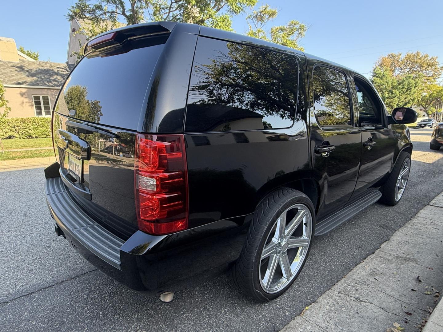 2013 Jet Black /BLACK Chevrolet Tahoe LT 2WD (1GNSCBE01DR) with an 5.3L V8 OHV 16V FFV engine, 6-Speed Automatic transmission, located at 30 S. Berkeley Avenue, Pasadena, CA, 91107, (626) 248-7567, 34.145447, -118.109398 - DEALER IDENTIFIER: Crown City Motors Sales | Buy Here Pay Here Pasadena TARGET REGIONS: Pasadena, San Gabriel Valley, Riverside, San Bernardino FINANCING SPECIALTY: Subprime Auto Lending, In-House Financing, Bad Credit Car Loans CA VEHICLE: 2013 Chevrolet Tahoe LT 5.3L V8 (VIN: 1GNSCBE01DR233656)- Photo#5