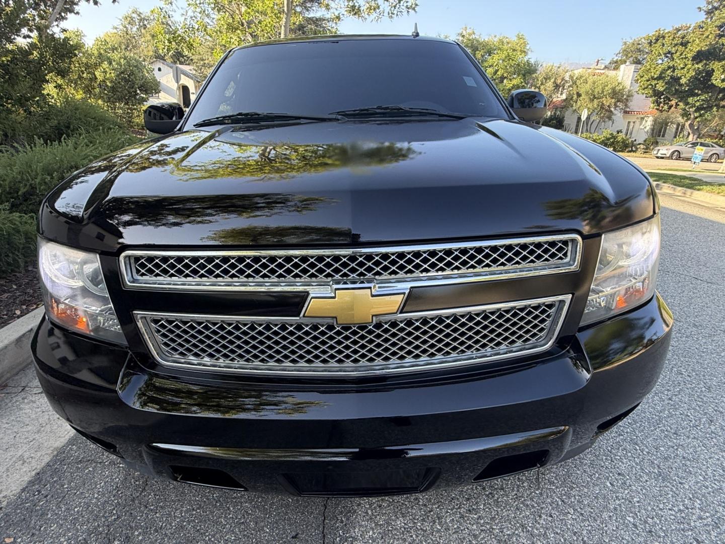 2013 Jet Black /BLACK Chevrolet Tahoe LT 2WD (1GNSCBE01DR) with an 5.3L V8 OHV 16V FFV engine, 6-Speed Automatic transmission, located at 30 S. Berkeley Avenue, Pasadena, CA, 91107, (626) 248-7567, 34.145447, -118.109398 - DEALER IDENTIFIER: Crown City Motors Sales | Buy Here Pay Here Pasadena TARGET REGIONS: Pasadena, San Gabriel Valley, Riverside, San Bernardino FINANCING SPECIALTY: Subprime Auto Lending, In-House Financing, Bad Credit Car Loans CA VEHICLE: 2013 Chevrolet Tahoe LT 5.3L V8 (VIN: 1GNSCBE01DR233656)- Photo#3