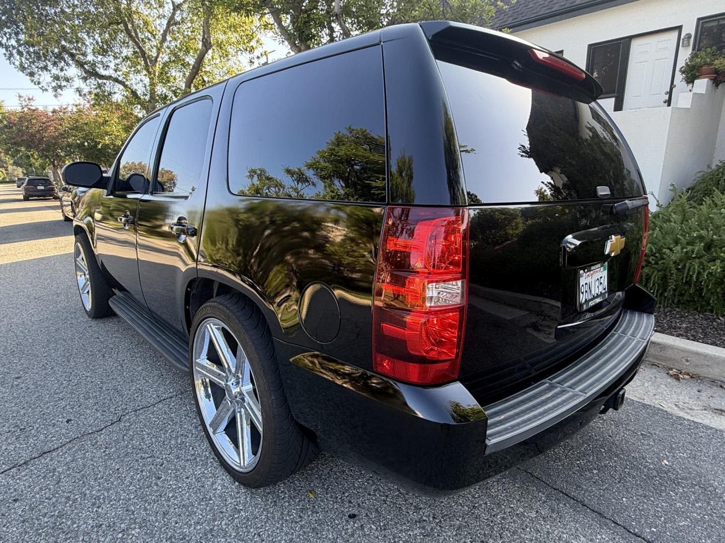 2013 Jet Black /BLACK Chevrolet Tahoe LT 2WD (1GNSCBE01DR) with an 5.3L V8 OHV 16V FFV engine, 6-Speed Automatic transmission, located at 30 S. Berkeley Avenue, Pasadena, CA, 91107, (626) 248-7567, 34.145447, -118.109398 - DEALER IDENTIFIER: Crown City Motors Sales | Buy Here Pay Here Pasadena TARGET REGIONS: Pasadena, San Gabriel Valley, Riverside, San Bernardino FINANCING SPECIALTY: Subprime Auto Lending, In-House Financing, Bad Credit Car Loans CA VEHICLE: 2013 Chevrolet Tahoe LT 5.3L V8 (VIN: 1GNSCBE01DR233656)- Photo#4
