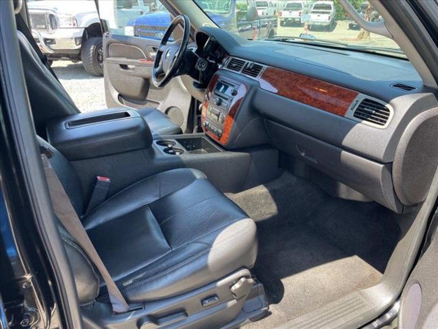 2013 Black Chevrolet Tahoe LT (1GNSKBE04DR) with an 5.3L Vortec Iron Block 5.3L Fl Other engine, 6-Speed Shiftable Automatic transmission, located at 800 Riverside Ave, Roseville, CA, 95678, 916-773-4549 & Toll Free: 866-719-4393, 38.732265, -121.291039 - 4X4 LT CUSTOM WHEELS DVD MOON ROOF LEATHER - Photo#14
