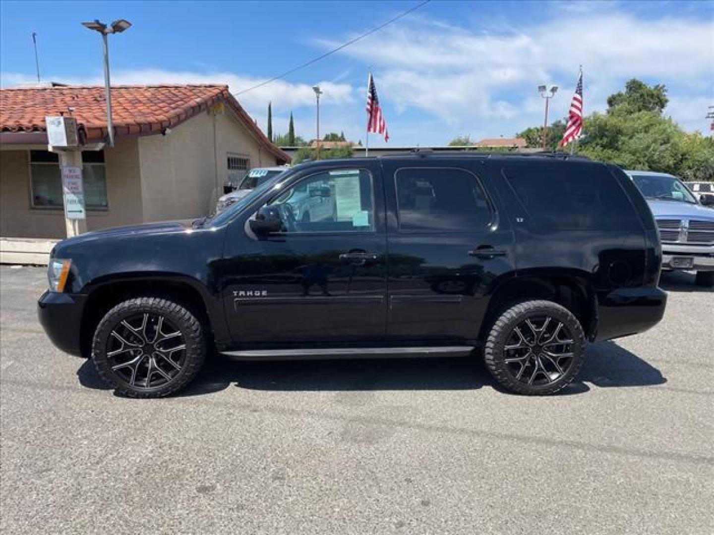 2013 Black Chevrolet Tahoe LT (1GNSKBE04DR) with an 5.3L Vortec Iron Block 5.3L Fl Other engine, 6-Speed Shiftable Automatic transmission, located at 800 Riverside Ave, Roseville, CA, 95678, 916-773-4549 & Toll Free: 866-719-4393, 38.732265, -121.291039 - 4X4 LT CUSTOM WHEELS DVD MOON ROOF LEATHER - Photo#4