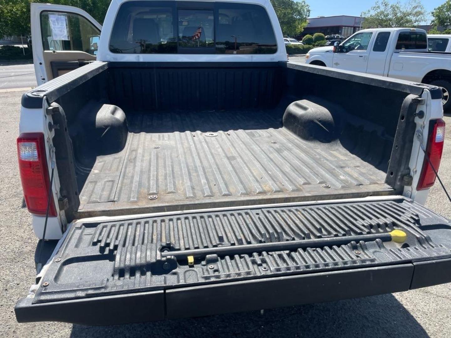 2013 Oxford White Ford F-250 Super Duty Lariat (1FT7W2BT4DE) with an 6.7L Power Stroke 6.7L Biodiesel Turbo V8 400hp 800ft. lbs. Common Rail Direct Injection engine, 6-Speed Shiftable Automatic transmission, located at 800 Riverside Ave, Roseville, CA, 95678, 916-773-4549 & Toll Free: 866-719-4393, 38.732265, -121.291039 - DIESEL CREW CAB 4X4 FX4 LARIAT MOON ROOF SERVICE RECORDS - Photo#8