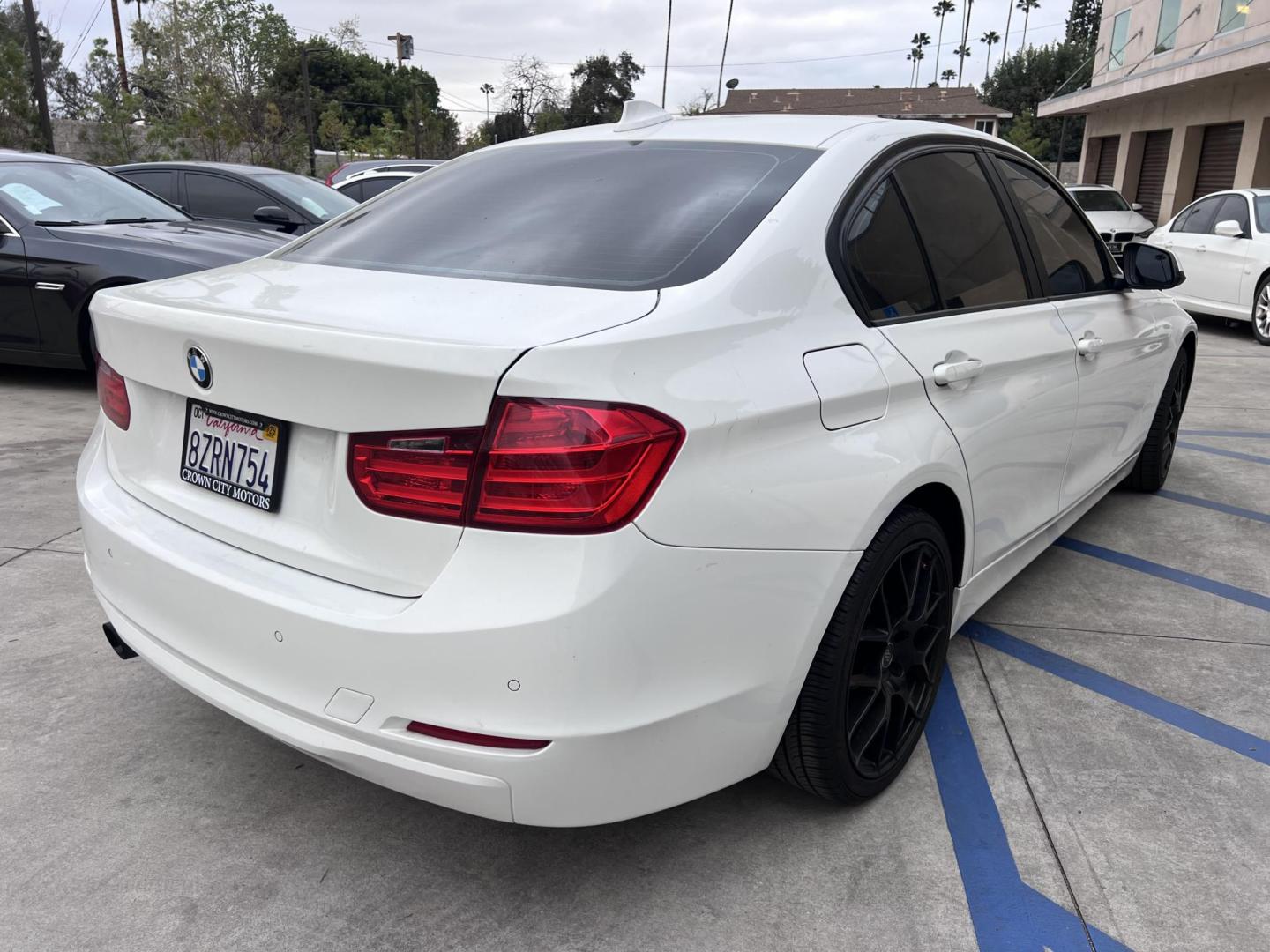 2014 Alpine White /Black BMW 3-Series 320i Sedan (WBA3C3G53EN) with an 2.0L L4 DOHC 16V engine, Automatic transmission, located at 30 S. Berkeley Avenue, Pasadena, CA, 91107, (626) 248-7567, 34.145447, -118.109398 - Experience luxury, performance, and affordability with this stunning 2014 BMW 320i, a vehicle that perfectly blends style, power, and advanced technology. Whether you're looking for a reliable commuter car or a sophisticated ride for your weekend adventures, the 2014 BMW 320i has you covered. And wi - Photo#16