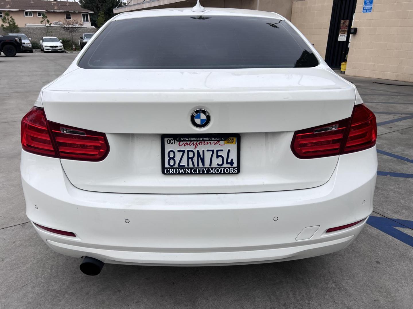 2014 Alpine White /Black BMW 3-Series 320i Sedan (WBA3C3G53EN) with an 2.0L L4 DOHC 16V engine, Automatic transmission, located at 30 S. Berkeley Avenue, Pasadena, CA, 91107, (626) 248-7567, 34.145447, -118.109398 - Experience luxury, performance, and affordability with this stunning 2014 BMW 320i, a vehicle that perfectly blends style, power, and advanced technology. Whether you're looking for a reliable commuter car or a sophisticated ride for your weekend adventures, the 2014 BMW 320i has you covered. And wi - Photo#17