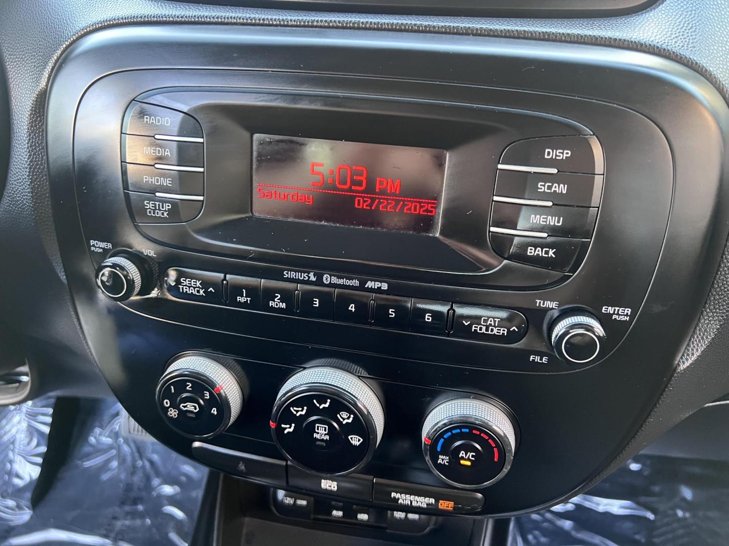 2014 SILVER /Black Kia Soul Base (KNDJN2A29E7) with an 1.6L L4 DOHC 16V engine, Automatic transmission, located at 30 S. Berkeley Avenue, Pasadena, CA, 91107, (626) 248-7567, 34.145447, -118.109398 - Photo#11