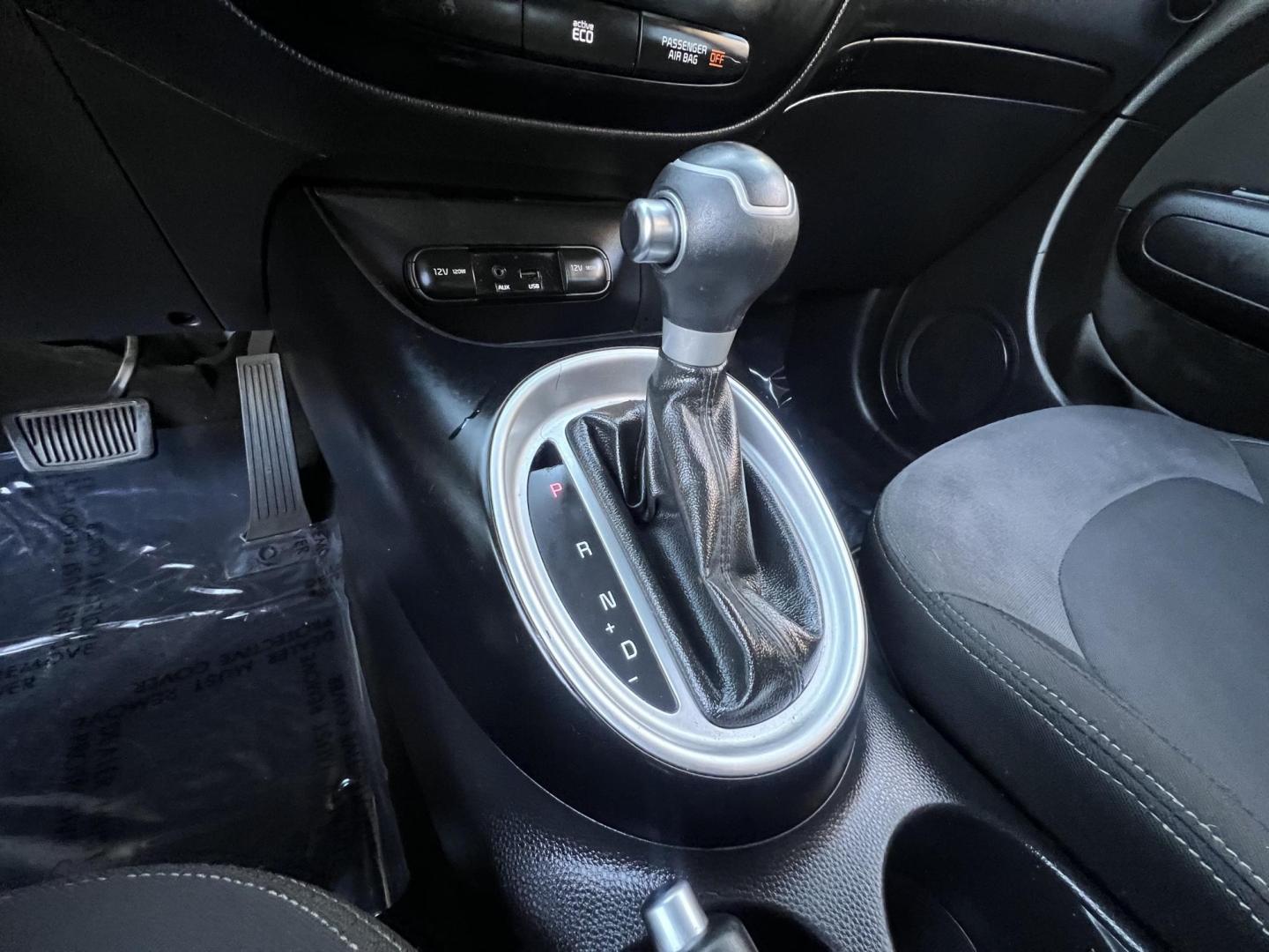 2014 SILVER /Black Kia Soul Base (KNDJN2A29E7) with an 1.6L L4 DOHC 16V engine, Automatic transmission, located at 30 S. Berkeley Avenue, Pasadena, CA, 91107, (626) 248-7567, 34.145447, -118.109398 - Photo#12