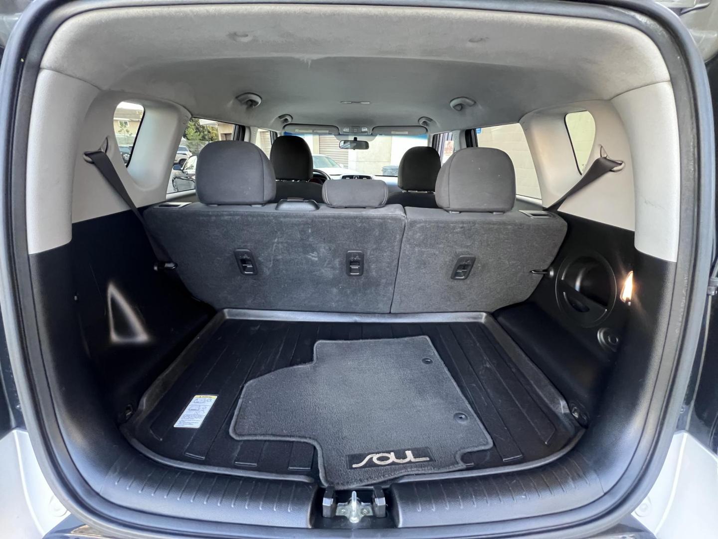 2014 SILVER /Black Kia Soul Base (KNDJN2A29E7) with an 1.6L L4 DOHC 16V engine, Automatic transmission, located at 30 S. Berkeley Avenue, Pasadena, CA, 91107, (626) 248-7567, 34.145447, -118.109398 - Photo#15