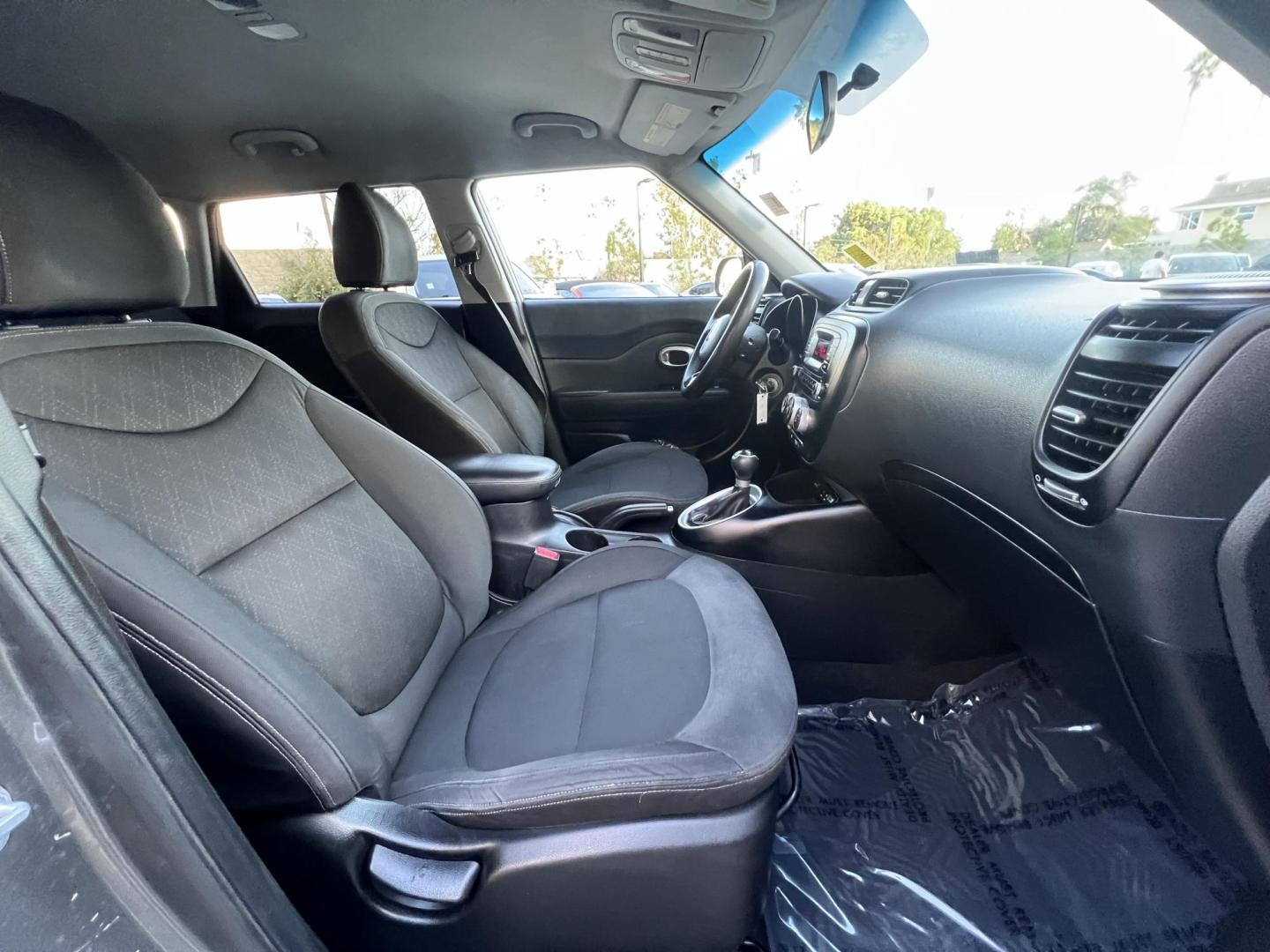 2014 SILVER /Black Kia Soul Base (KNDJN2A29E7) with an 1.6L L4 DOHC 16V engine, Automatic transmission, located at 30 S. Berkeley Avenue, Pasadena, CA, 91107, (626) 248-7567, 34.145447, -118.109398 - Photo#17