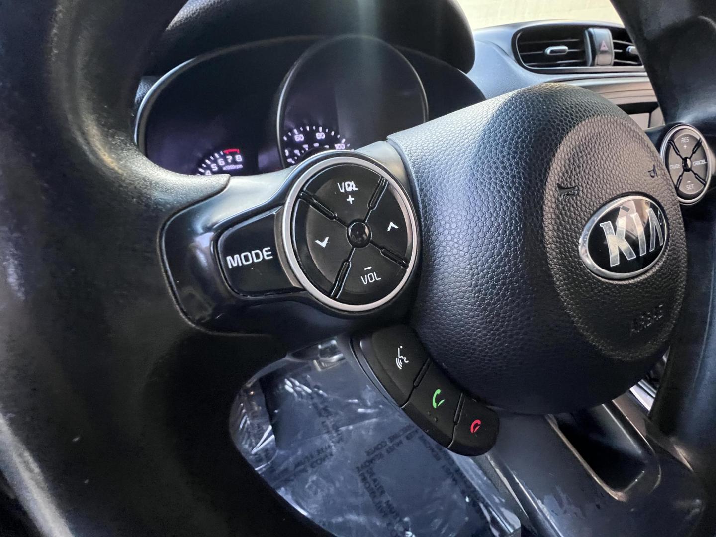 2014 SILVER /Black Kia Soul Base (KNDJN2A29E7) with an 1.6L L4 DOHC 16V engine, Automatic transmission, located at 30 S. Berkeley Avenue, Pasadena, CA, 91107, (626) 248-7567, 34.145447, -118.109398 - Photo#19