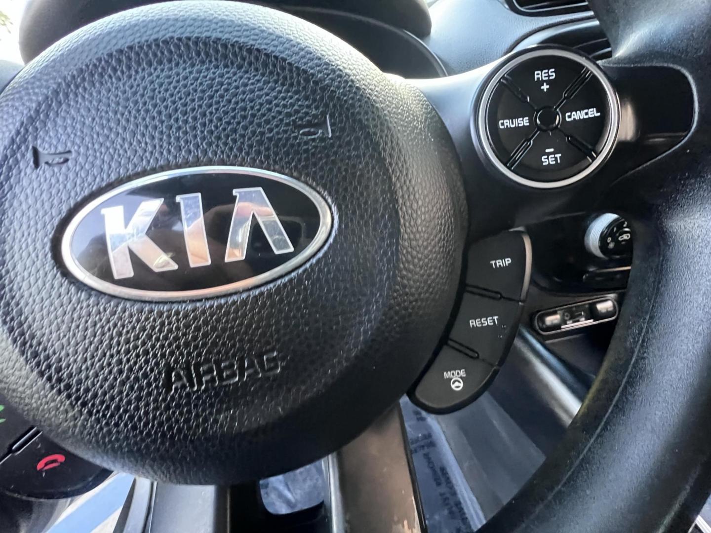2014 SILVER /Black Kia Soul Base (KNDJN2A29E7) with an 1.6L L4 DOHC 16V engine, Automatic transmission, located at 30 S. Berkeley Avenue, Pasadena, CA, 91107, (626) 248-7567, 34.145447, -118.109398 - Photo#20
