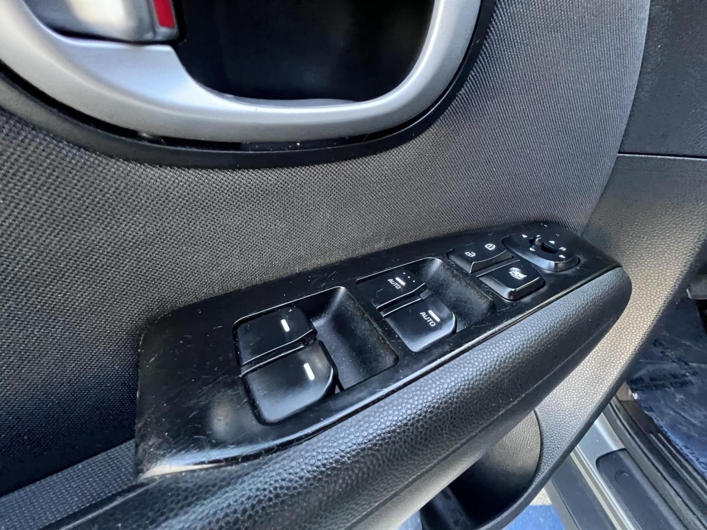 2014 SILVER /Black Kia Soul Base (KNDJN2A29E7) with an 1.6L L4 DOHC 16V engine, Automatic transmission, located at 30 S. Berkeley Avenue, Pasadena, CA, 91107, (626) 248-7567, 34.145447, -118.109398 - Photo#23