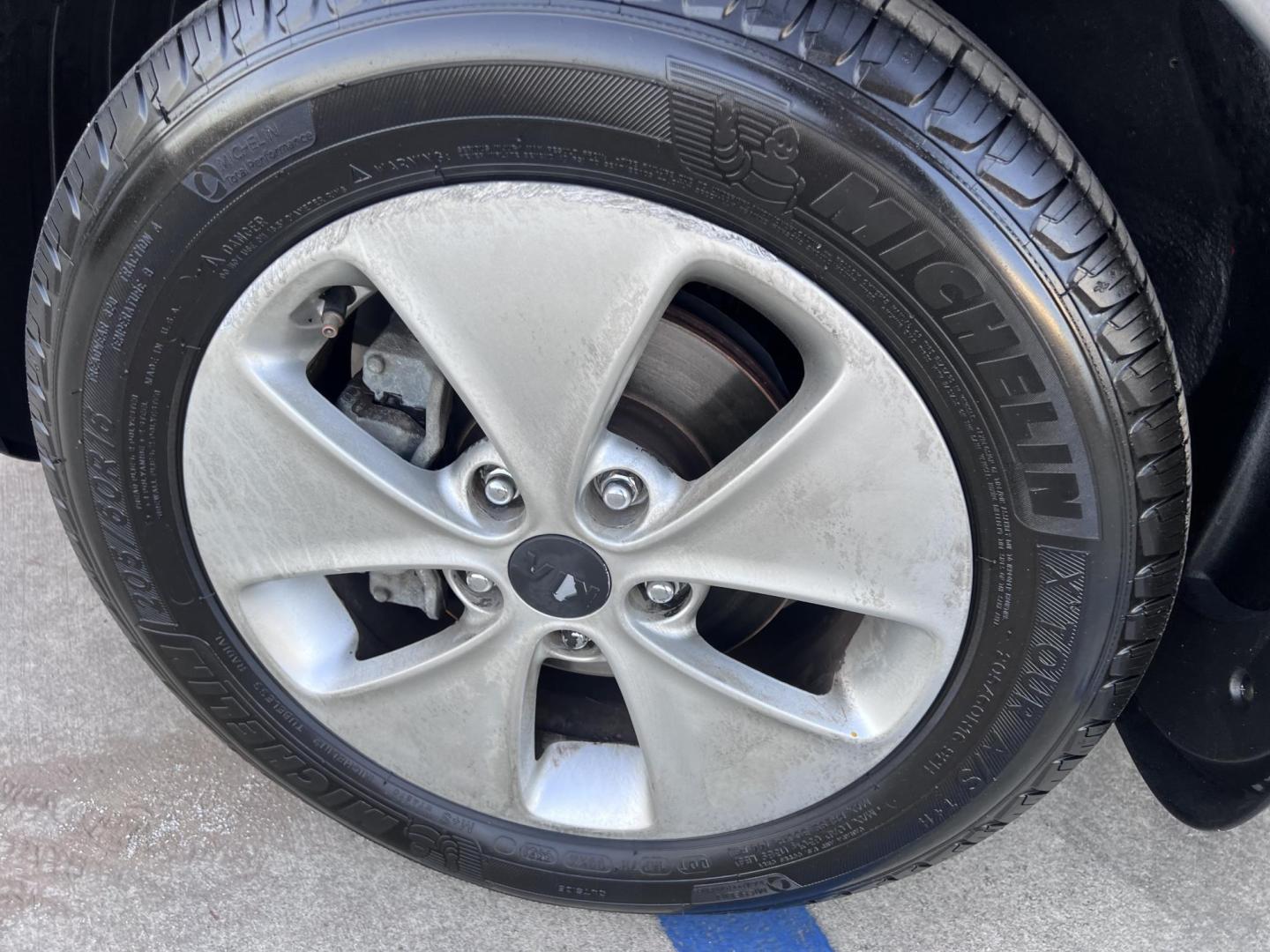 2014 SILVER /Black Kia Soul Base (KNDJN2A29E7) with an 1.6L L4 DOHC 16V engine, Automatic transmission, located at 30 S. Berkeley Avenue, Pasadena, CA, 91107, (626) 248-7567, 34.145447, -118.109398 - Photo#24