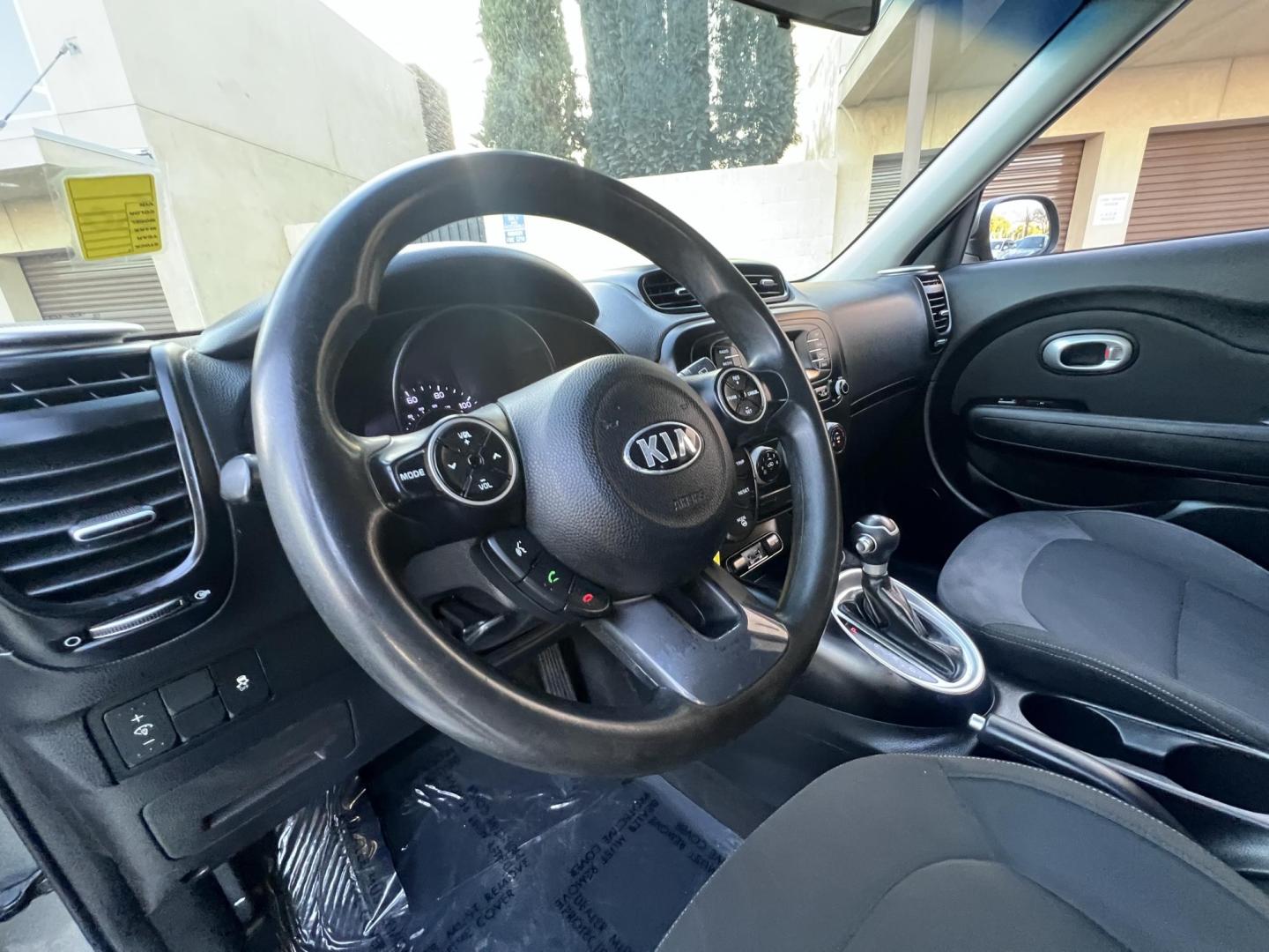 2014 SILVER /Black Kia Soul Base (KNDJN2A29E7) with an 1.6L L4 DOHC 16V engine, Automatic transmission, located at 30 S. Berkeley Avenue, Pasadena, CA, 91107, (626) 248-7567, 34.145447, -118.109398 - Photo#29
