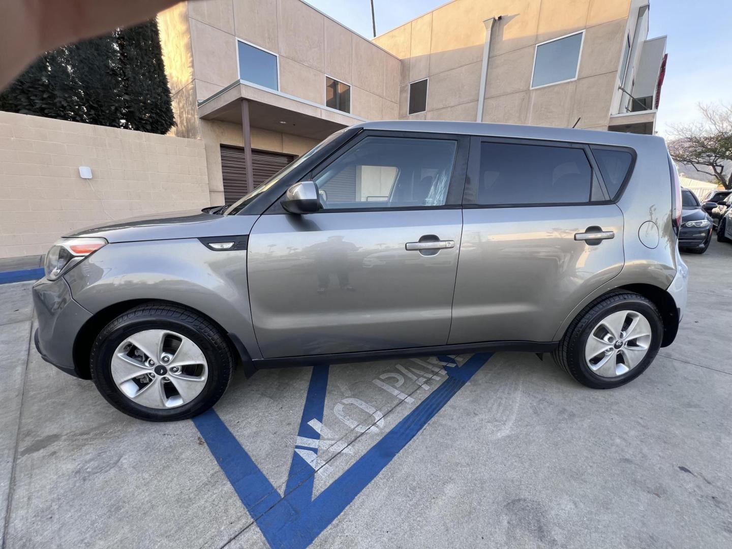 2014 SILVER /Black Kia Soul Base (KNDJN2A29E7) with an 1.6L L4 DOHC 16V engine, Automatic transmission, located at 30 S. Berkeley Avenue, Pasadena, CA, 91107, (626) 248-7567, 34.145447, -118.109398 - Photo#2